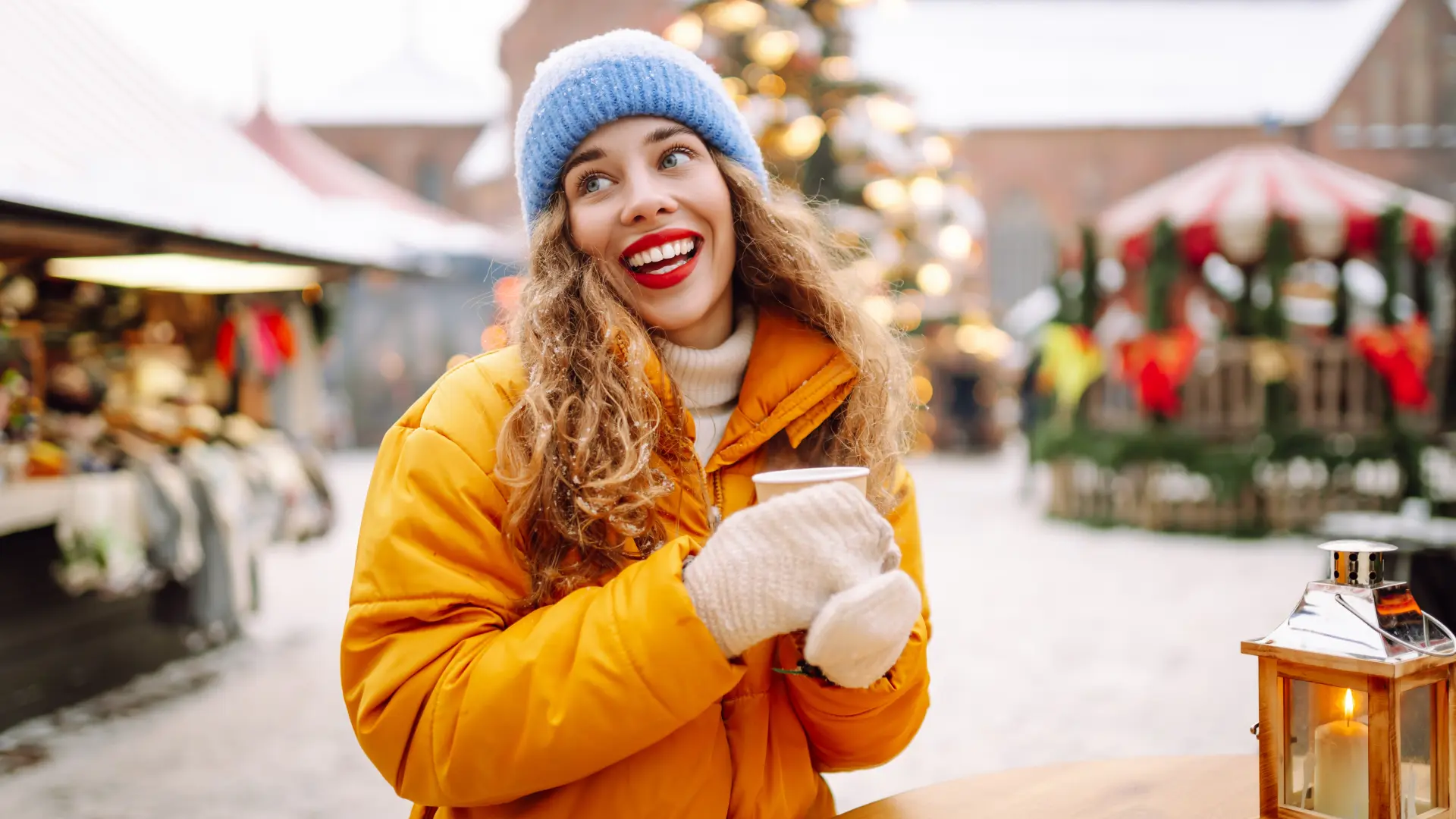 shutterstock_2531513367 kuvano vino nova godina praznici božić hladno vreme devojka osmeh kafa čaj topli napitak zima hladnoća sneg-693c061b88afa.webp