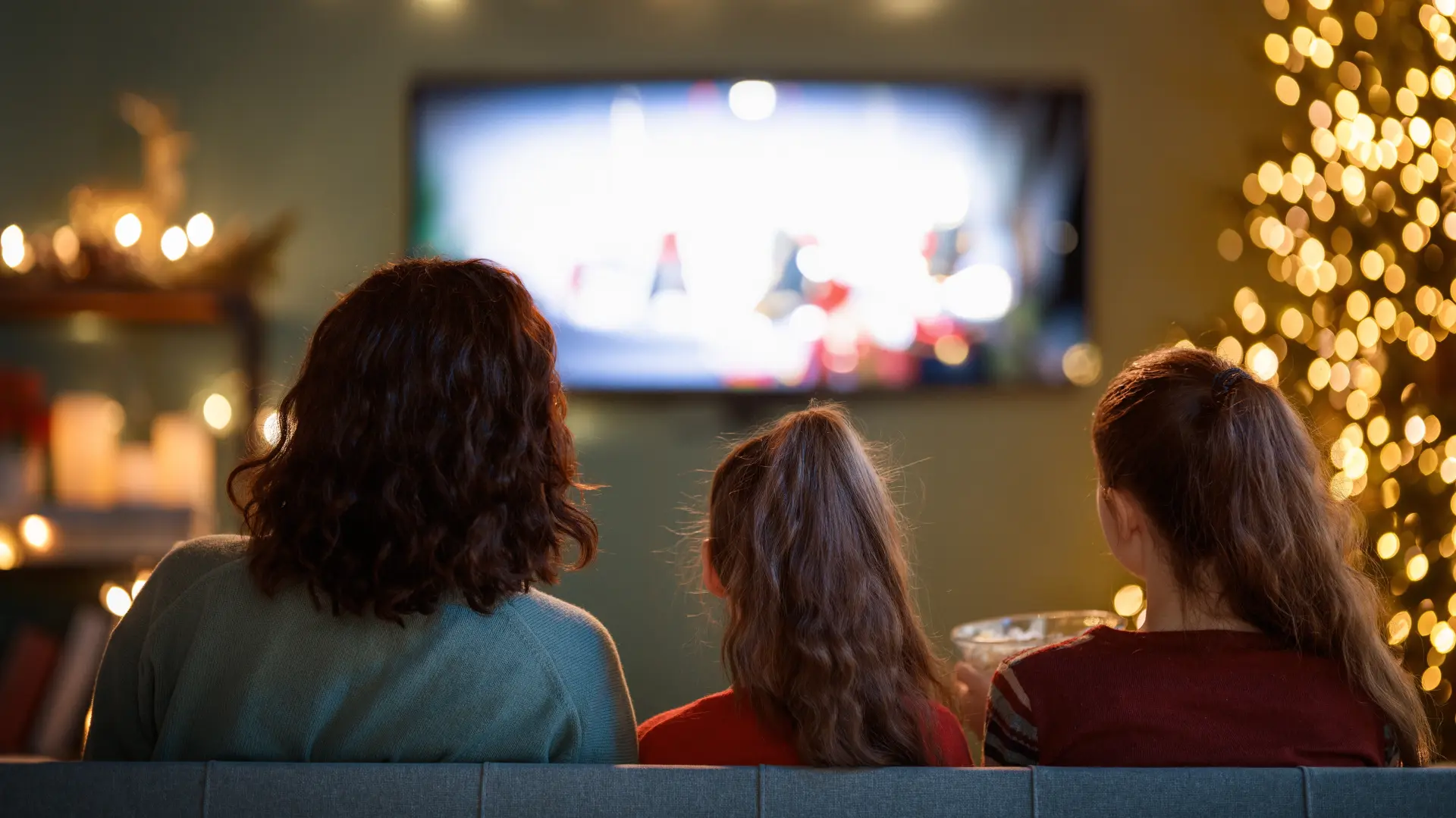 shutterstock_2541800991 film tv božić nova godina praznici uživanje prijatelji društvo filmsko veče-692dccbb29c7e.webp