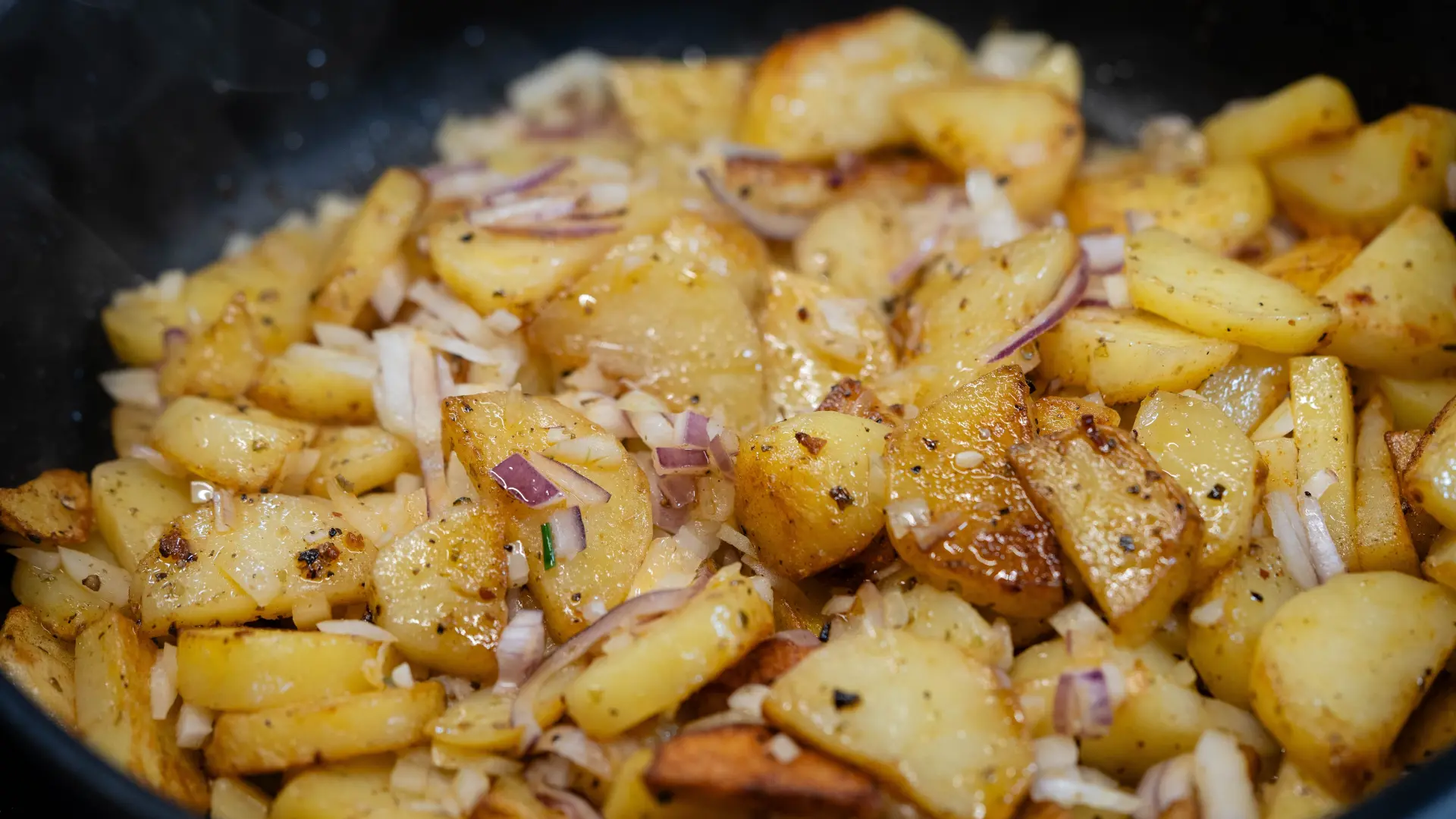 shutterstock_2550739701 pečeni krompir sa lukom-693407c03fdd4.webp