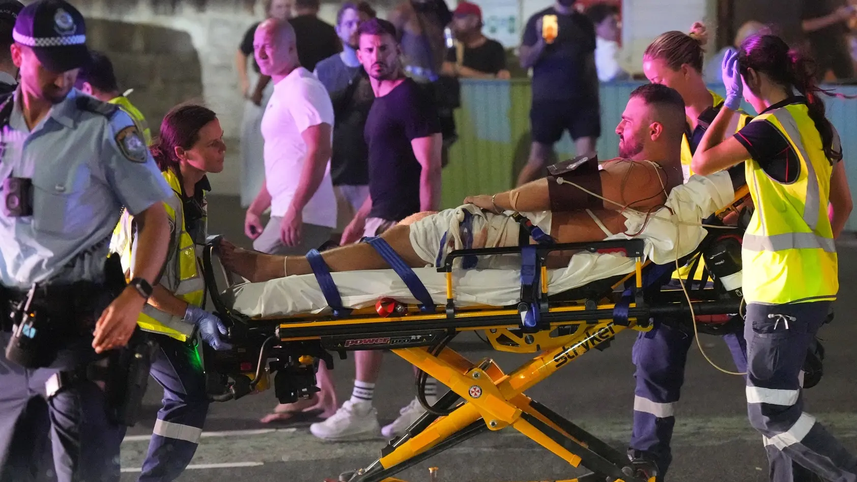 sidnej, australija, pucnjava na plaži bondi u sidneju austrliji, 14 dec 2025 - AP Photo Mark Baker - AP25348356845722-693ec4911659d.webp