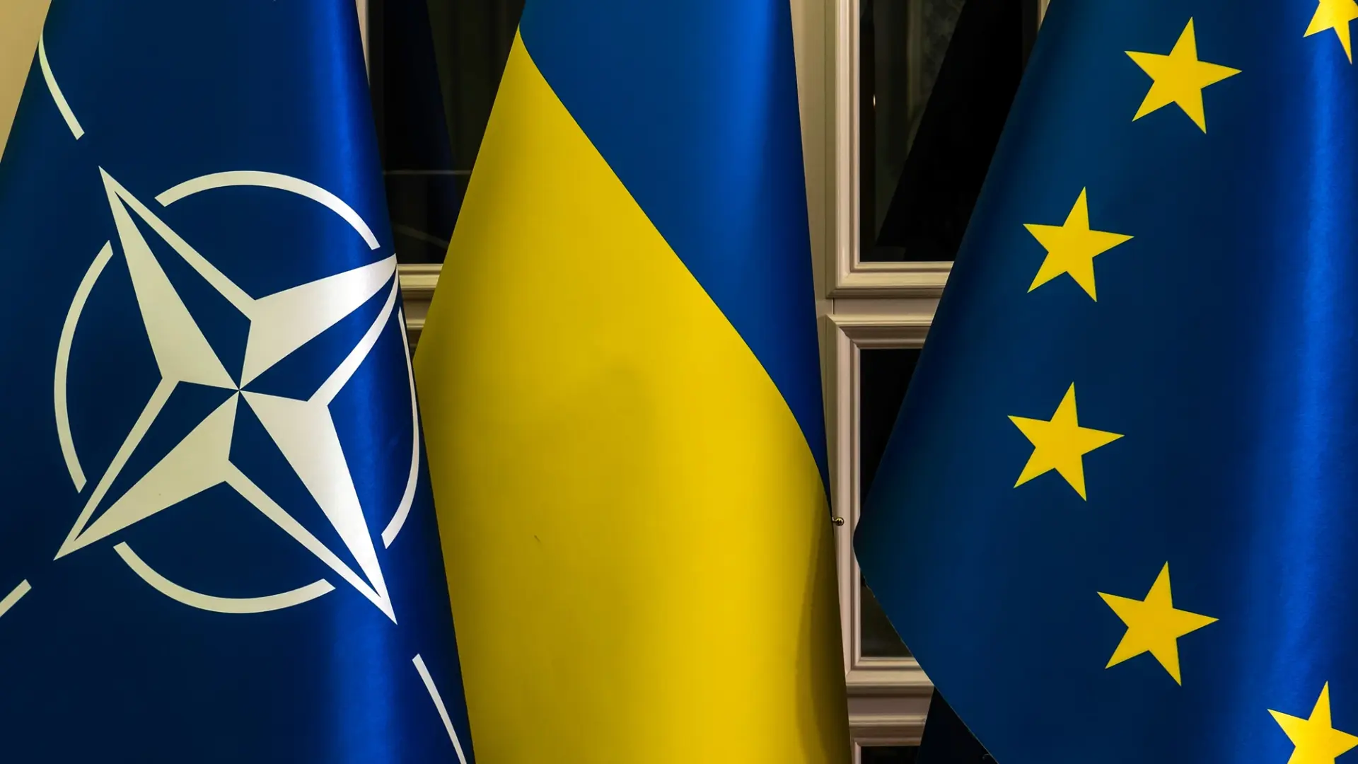 ukrajina, nato, evropska unija, zastava zastave ukrajine nato evropske unije - shutterstock_2442198749-692dfa910fccf.webp