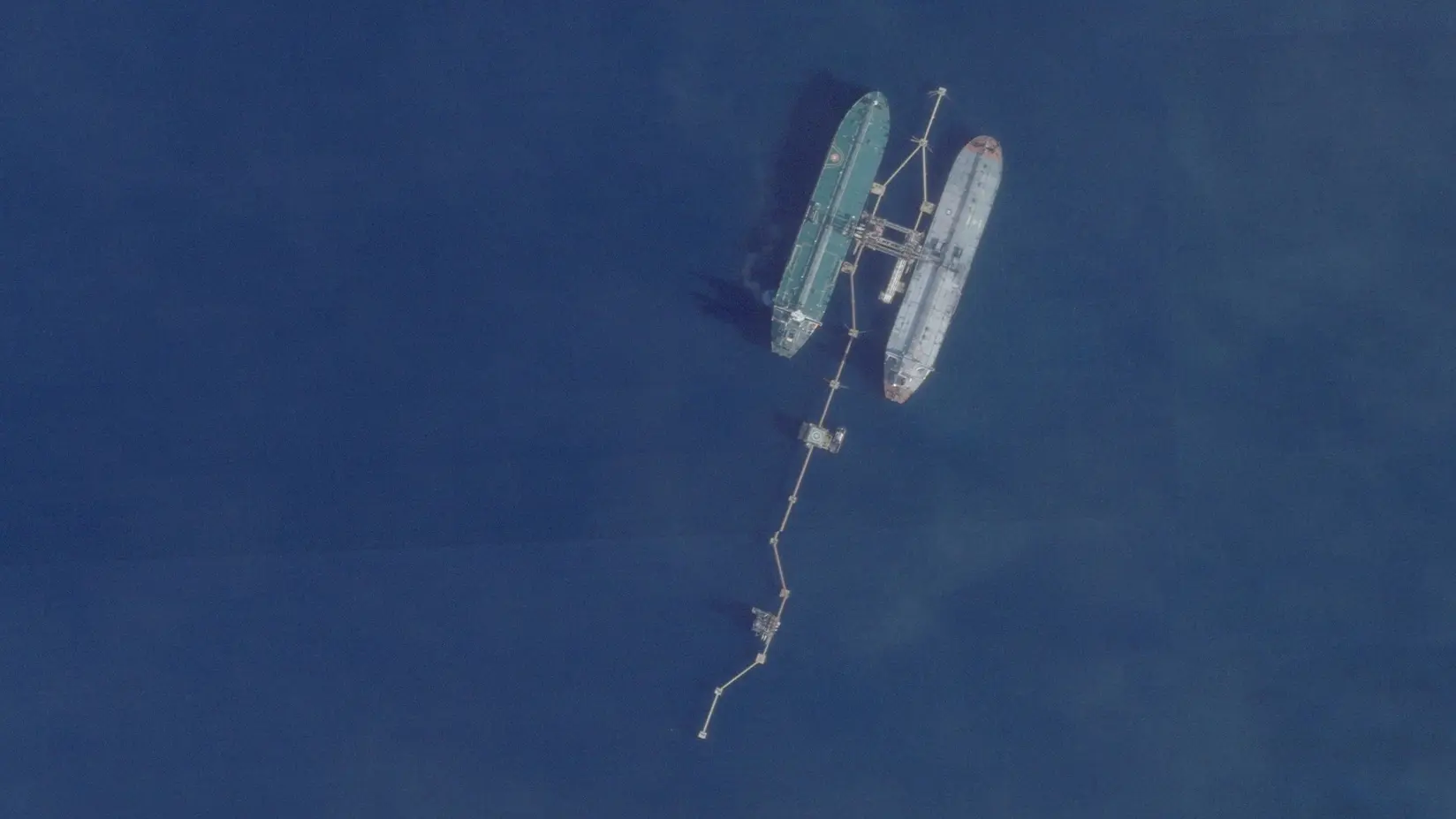 zaplenjeni supertakner skiper, zaplenjen brod za prevoz nafte - dec 2025 - via REUTERS-693c6c0c884cd.webp