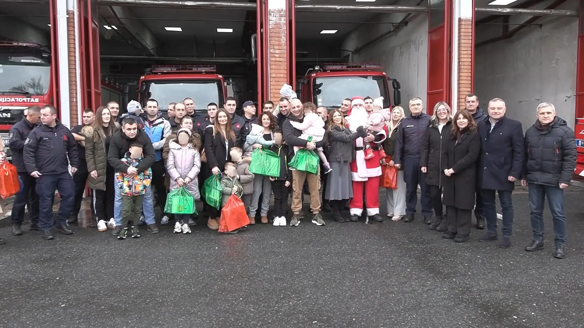 Bojana Jakšić podelila novogodišnje paketiće mališanima voždovačkih vatrogasaca - 1 - Promo-696797f1dbfee.webp