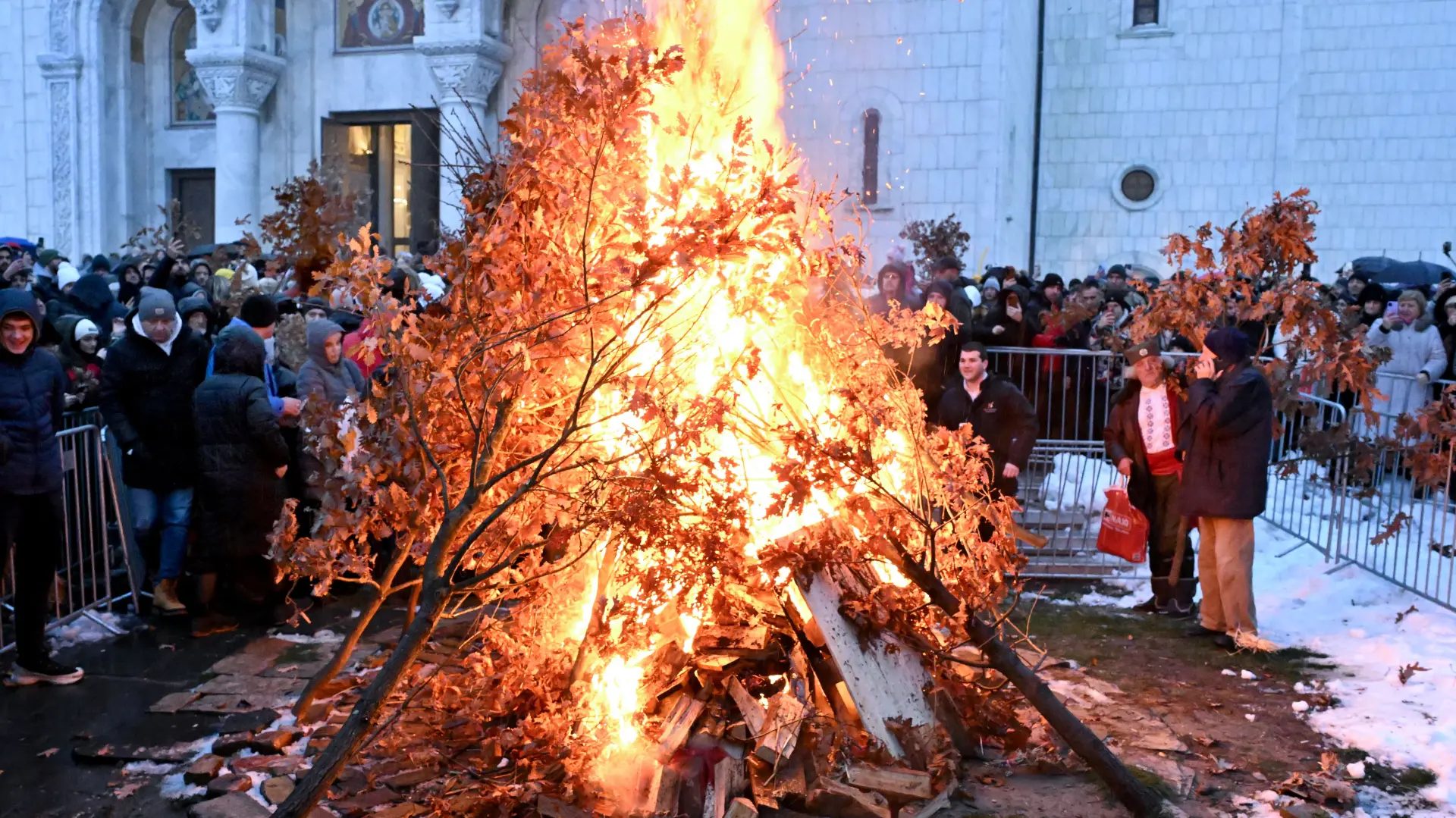 Tan2026-01-0617094556_7 paljenje badnjaka hram svetog save rade prelic-695d3b855e0e5.webp