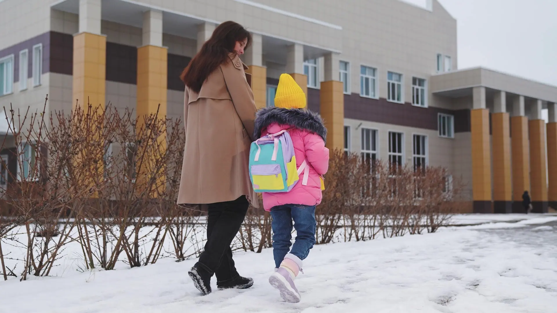 dete, sneg, škola, đak, đaci, učenik, učenici, zima, zimski raspust, vreme, nevreme, odlazak u školu, roditelj vodi dete u školu - shutterstock_2440976065-6965068f98bcc.webp