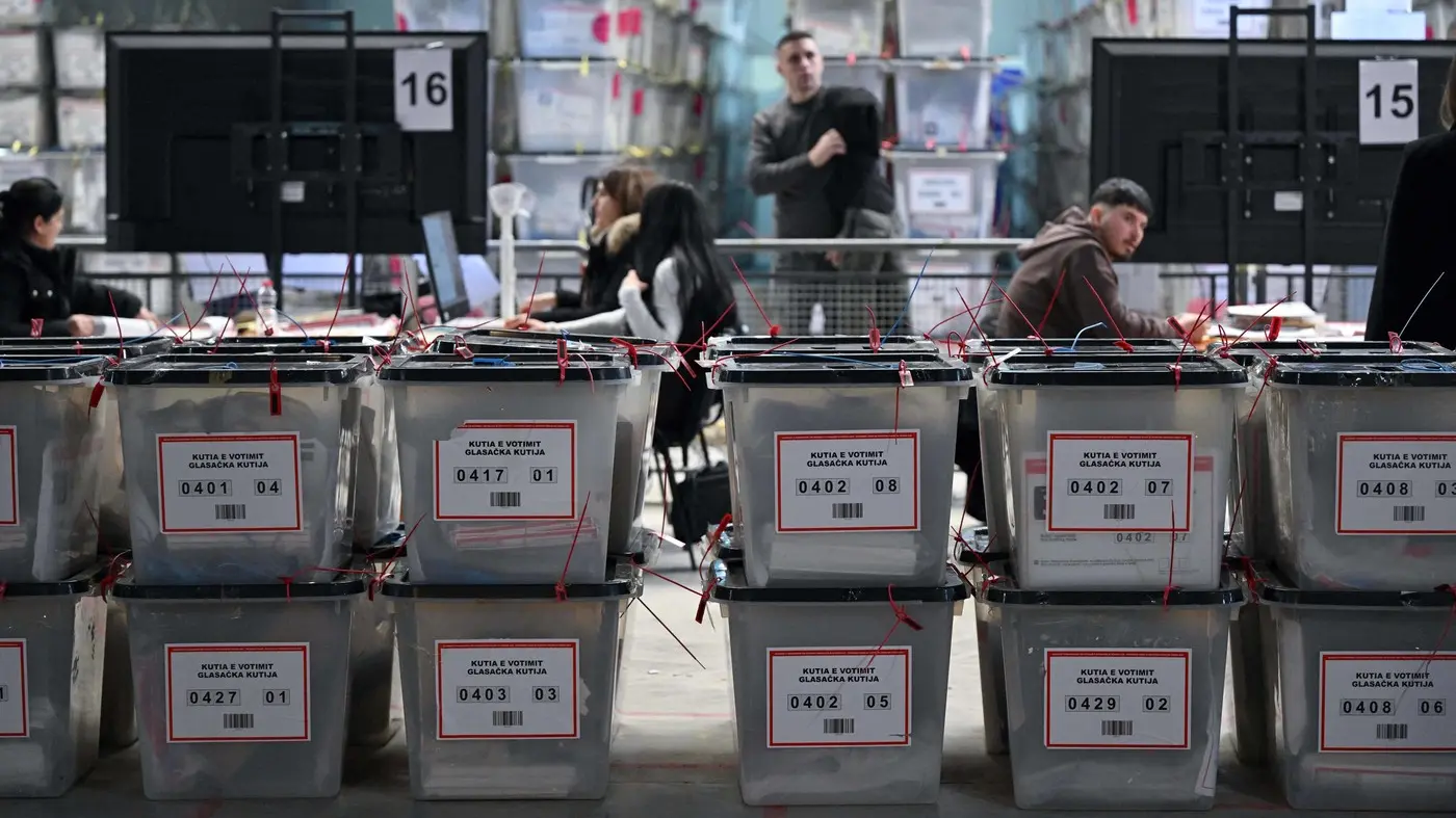 izbori na kosovu i metohiji, kosmetu, izborna komisija brojanje glasova u prištini na kosovu - 24 jan 2026 -  profimedia-1068861004-697e0b3daf82b.webp