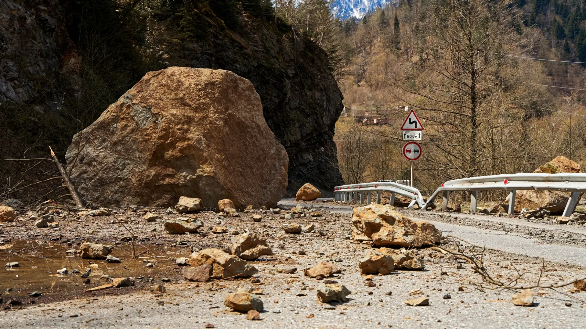 klizište, odron, zatovreni put , zatvaranje puta - shutterstock_2254332687-697e02a85d0a1.webp