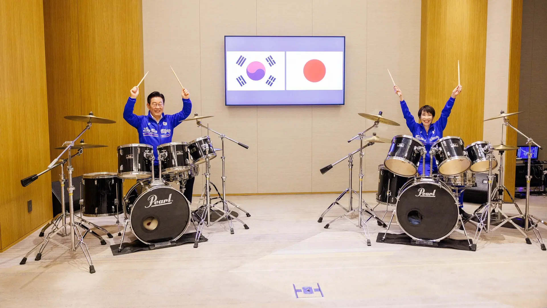 li džae mjung, sanae takaiči, bubnjevi na poklon - 13 jan 2025 - Tanjug Prime Minister's Office of Japan via AP  (3)-696745ce6c6b1.webp