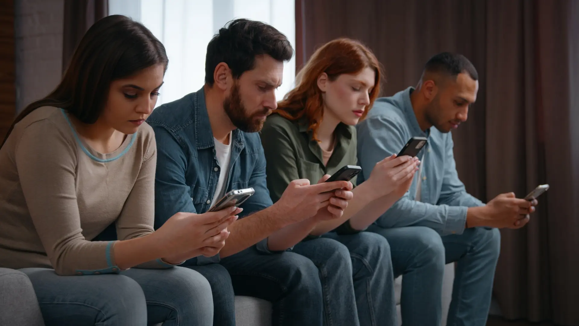 mobilni telefon, telefoni, prijatelji, drugari, prijateljstvo, odsustvo razgovora, internet, druženje - shutterstock_2676887709-697508918f9bc.webp