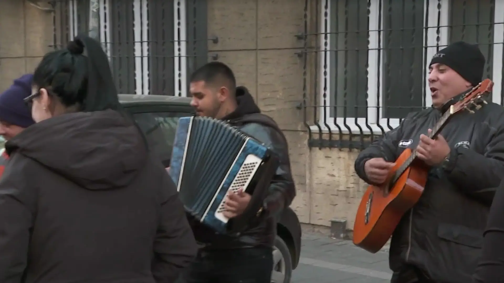 muzičari ispred Narodnog fronta-6956bc99d6726.webp