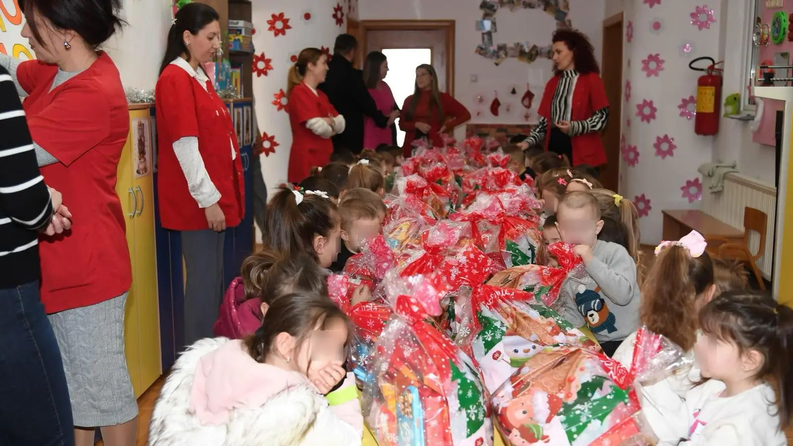 novogodišnji paketići za decu sa kosmeta za savindan koje je poslao predsednik srbije - 26 jan 2026 - TANJUG STR (2)-69777dccd1e6e.webp