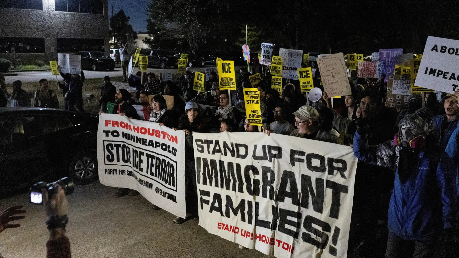 protesti širom sad zbog agenata ice - 30 jan 2026 - REUTERS - 2026-01-31T055422Z_1627493730_RC2WBJA23BON_RTRMADP_3_USA-TRUMP-PROTESTS-697daa442bef3.webp