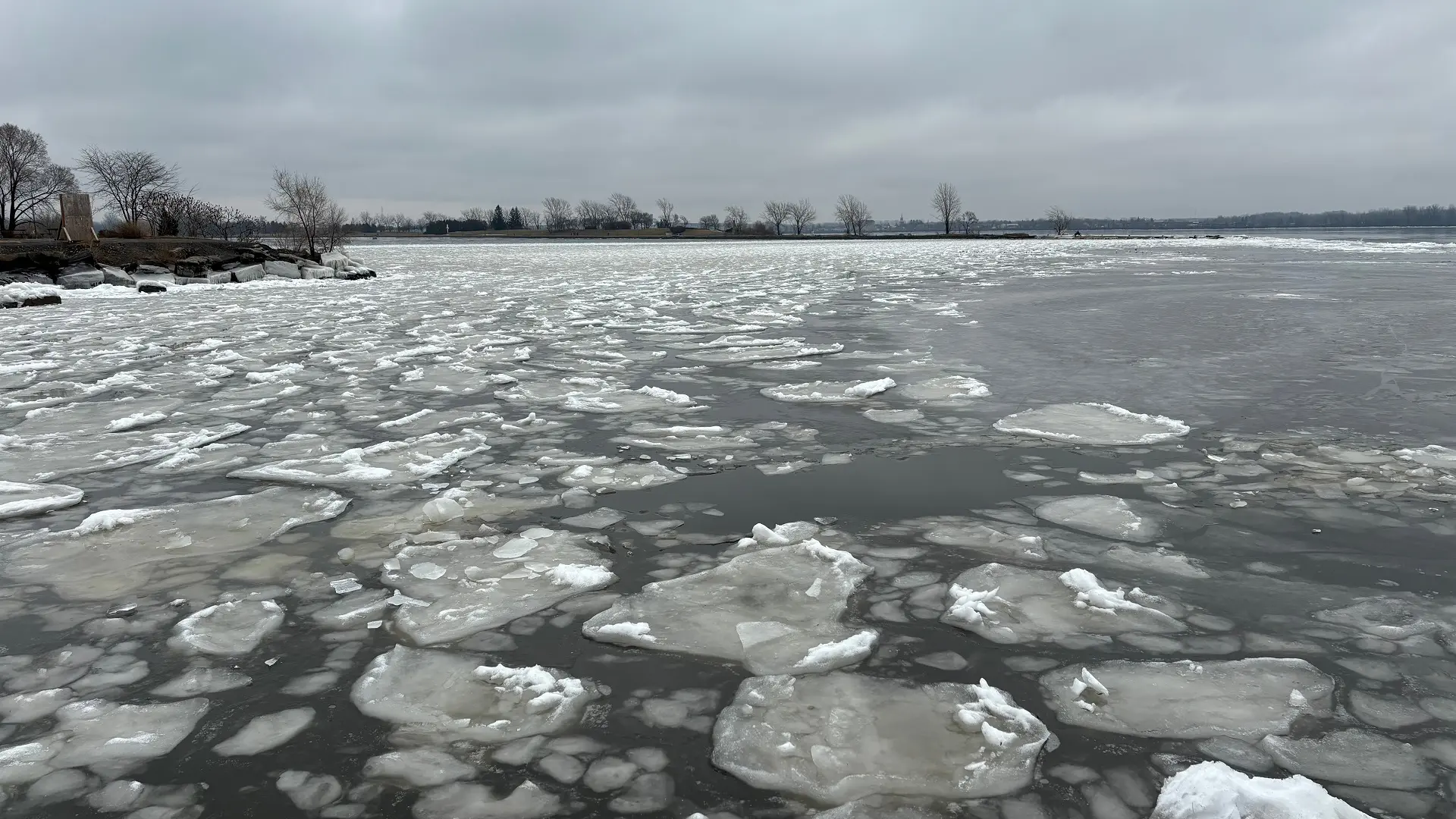 reka, led na reci, sante leda, ledena zaleđena reka - shutterstock_2433024497-6967594be5c89.webp