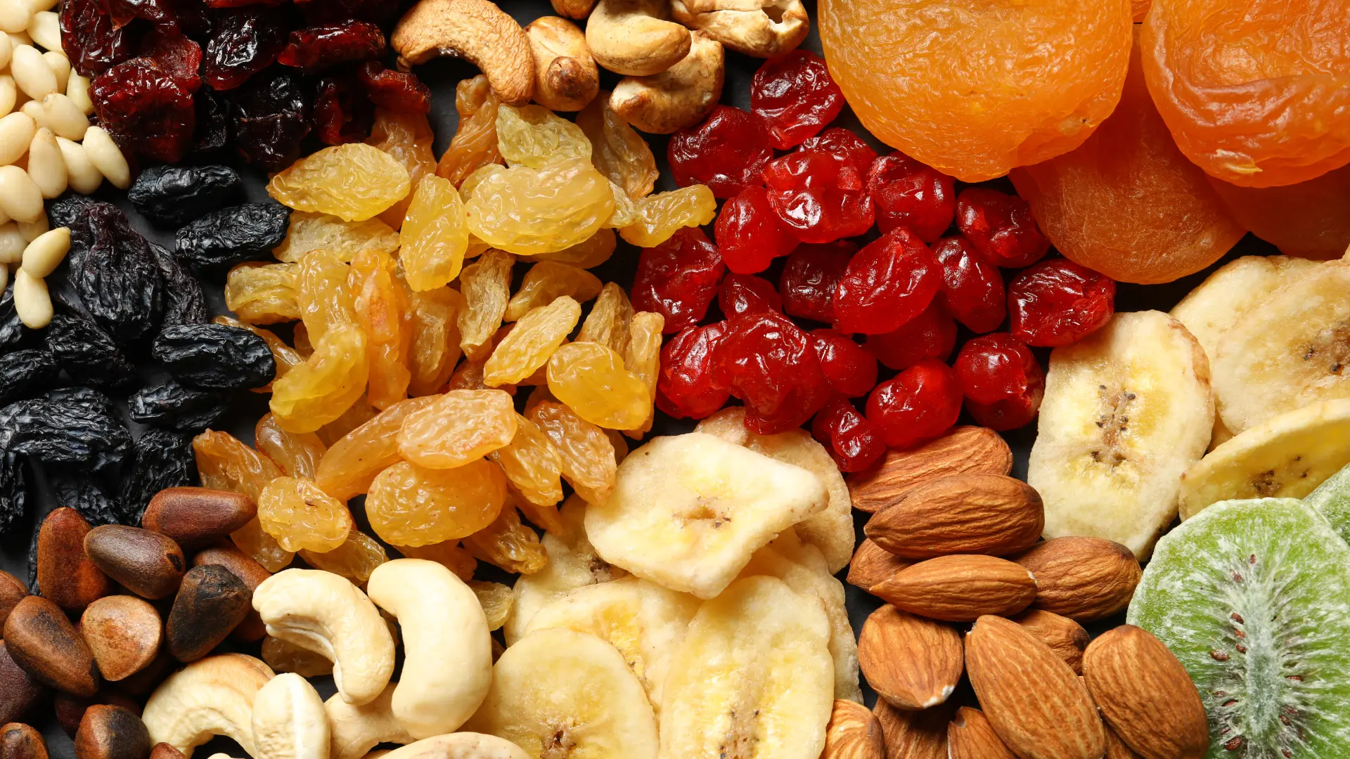 shutterstock_1299163705 suve šljive breskve suvo voće badem-697cb27b35c10.webp