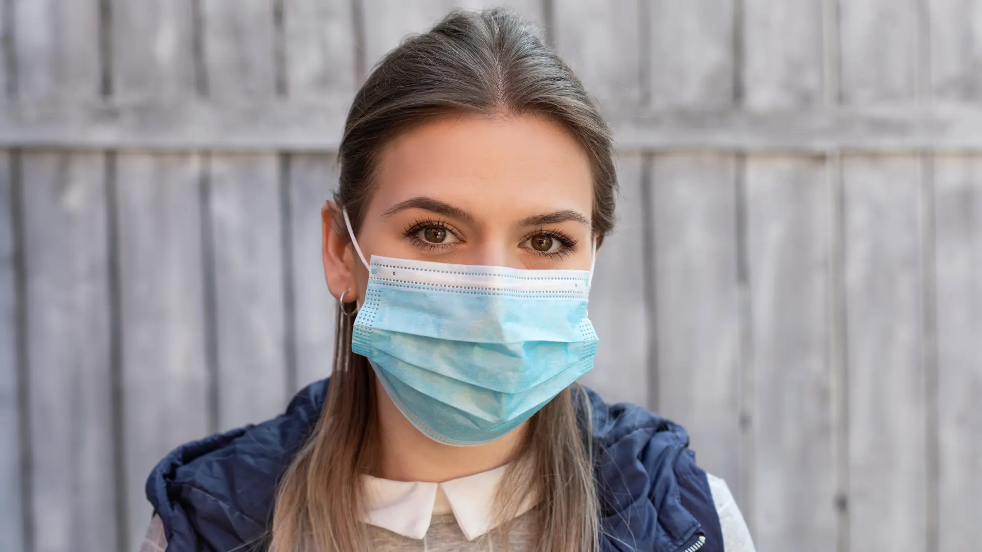 shutterstock_1696512772 zaraza grip virus medicinska maska  devojka koronavirus korona kovid zaraza-696605c02a207.webp