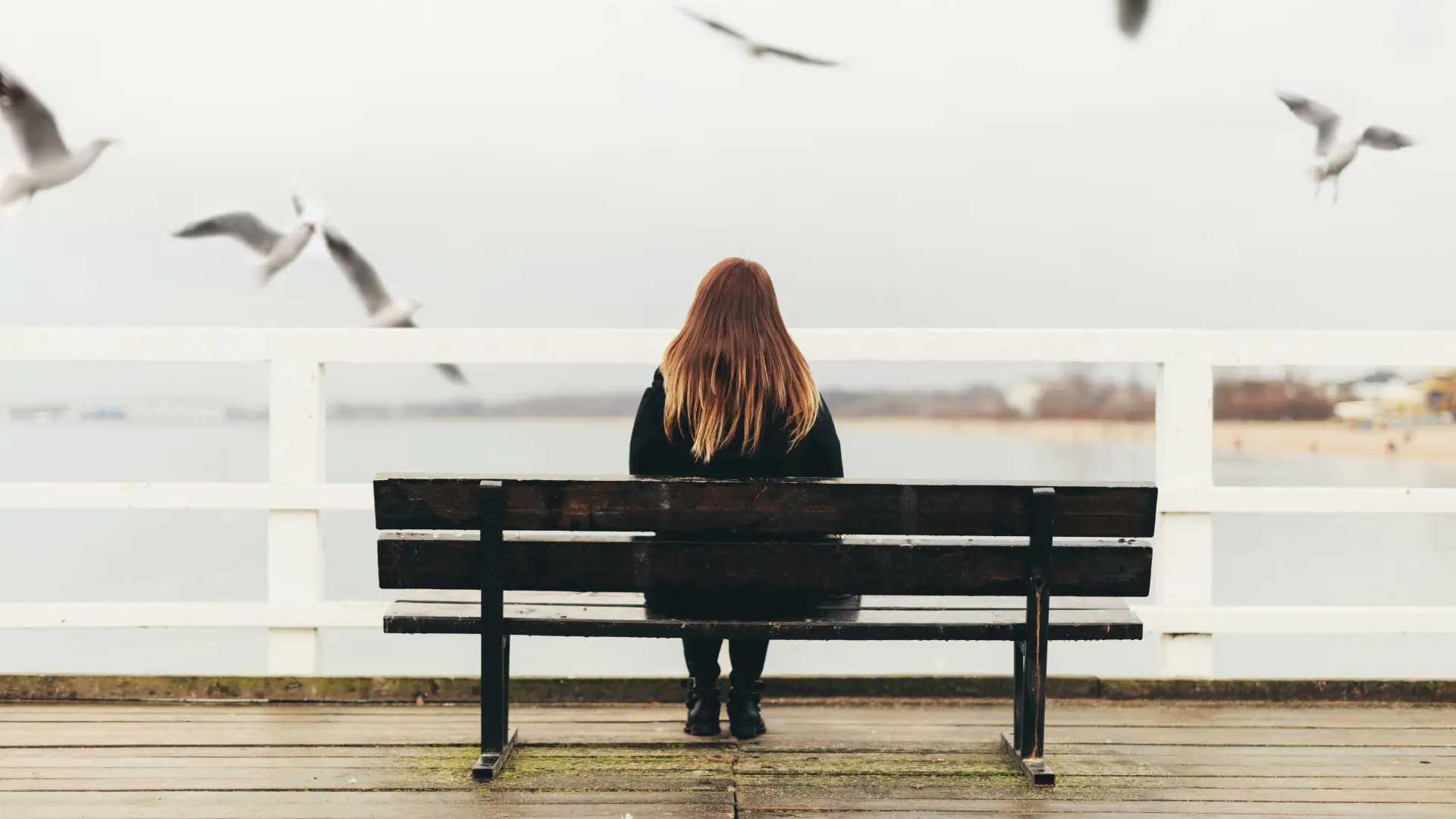 shutterstock_2217950851 slobodna devojka usamljenost samoća zamišljena razmišljanje alone-69713c1921ae9.webp