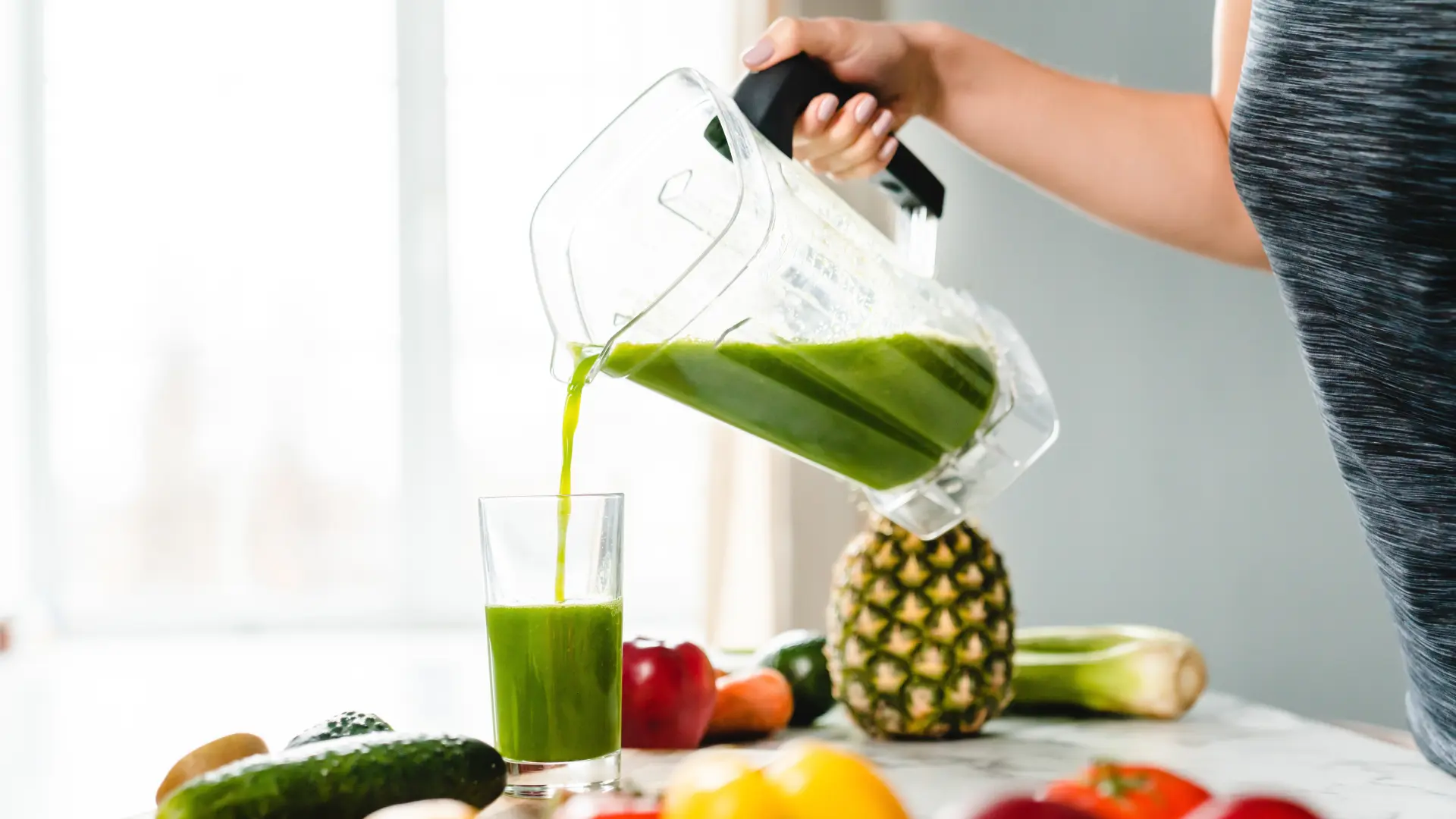 shutterstock_2442423039 ananas krastavac smuti imunitet voće povrće napitak-697b90458043c.webp