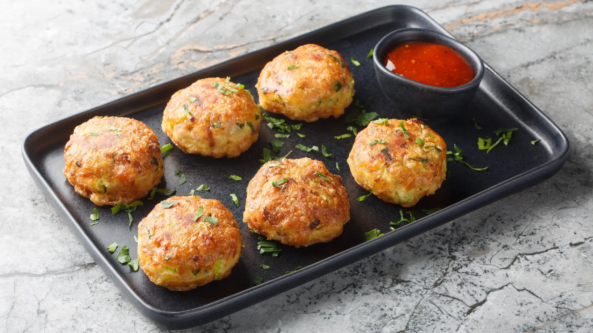 shutterstock_2443790765 pljeskavice od krompira krompir umak kečap-697206fd29cbb.webp