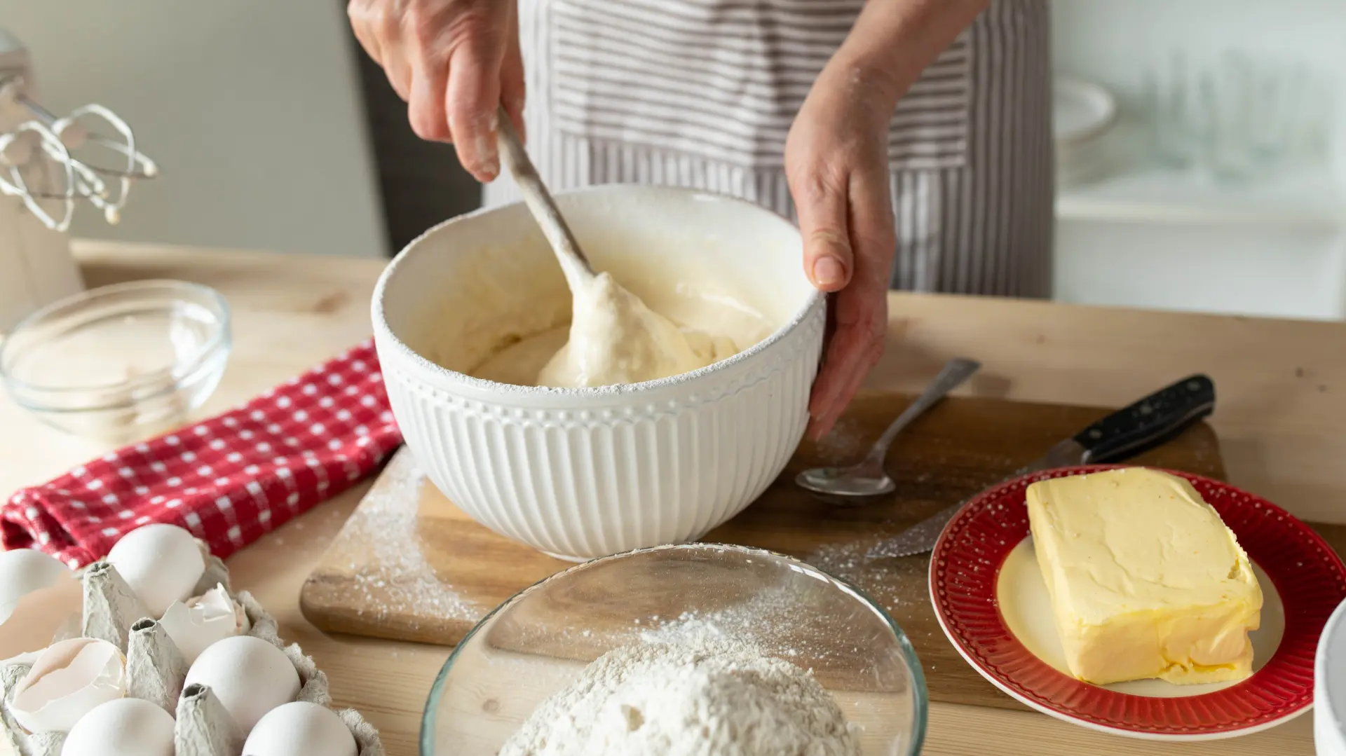 shutterstock_2449438407 vasilica kuvanje mešnja testo kolač priprema spremanje kuvanje kuhinja jaja brašno testo margarin domaćica kuvarica mikser torta-69662322461a0.webp