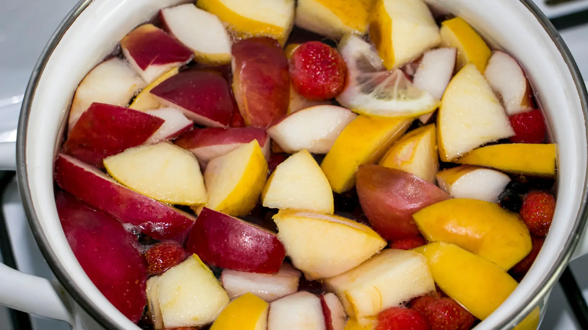 shutterstock_2454487615 kompot kuvanje jabuka jabuke-697219b45f9d9.webp