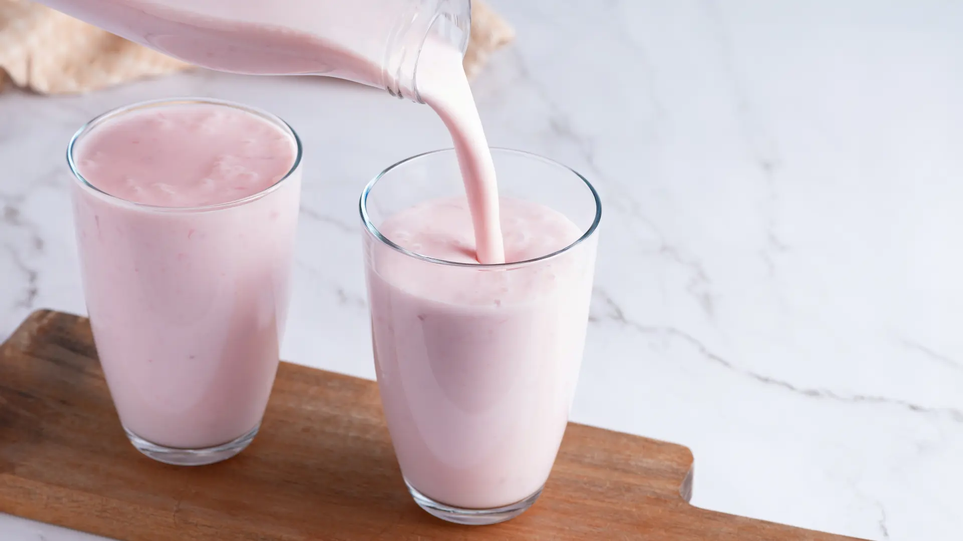 shutterstock_2455930385 voćni jogurt od jagode-69788d85c6afc.webp