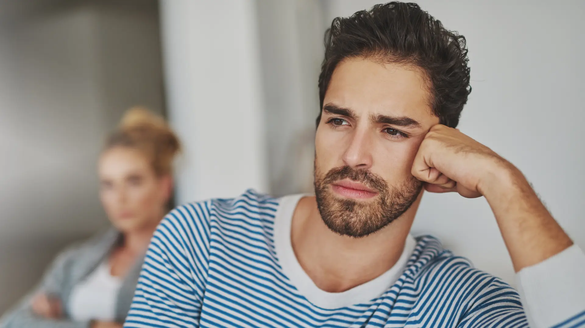 shutterstock_2506348501 svađa ljubav veza brak razvod muškarac rasprava zamišljen veza raskid-6971d17b1faf2.webp