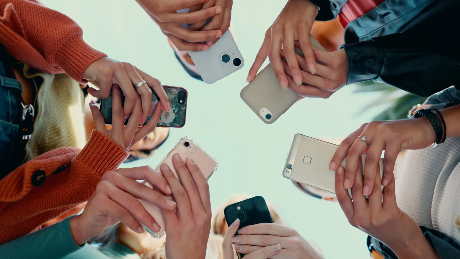 shutterstock_2529334973 telefon društvene mreže-6970ed3d0e2b9.webp