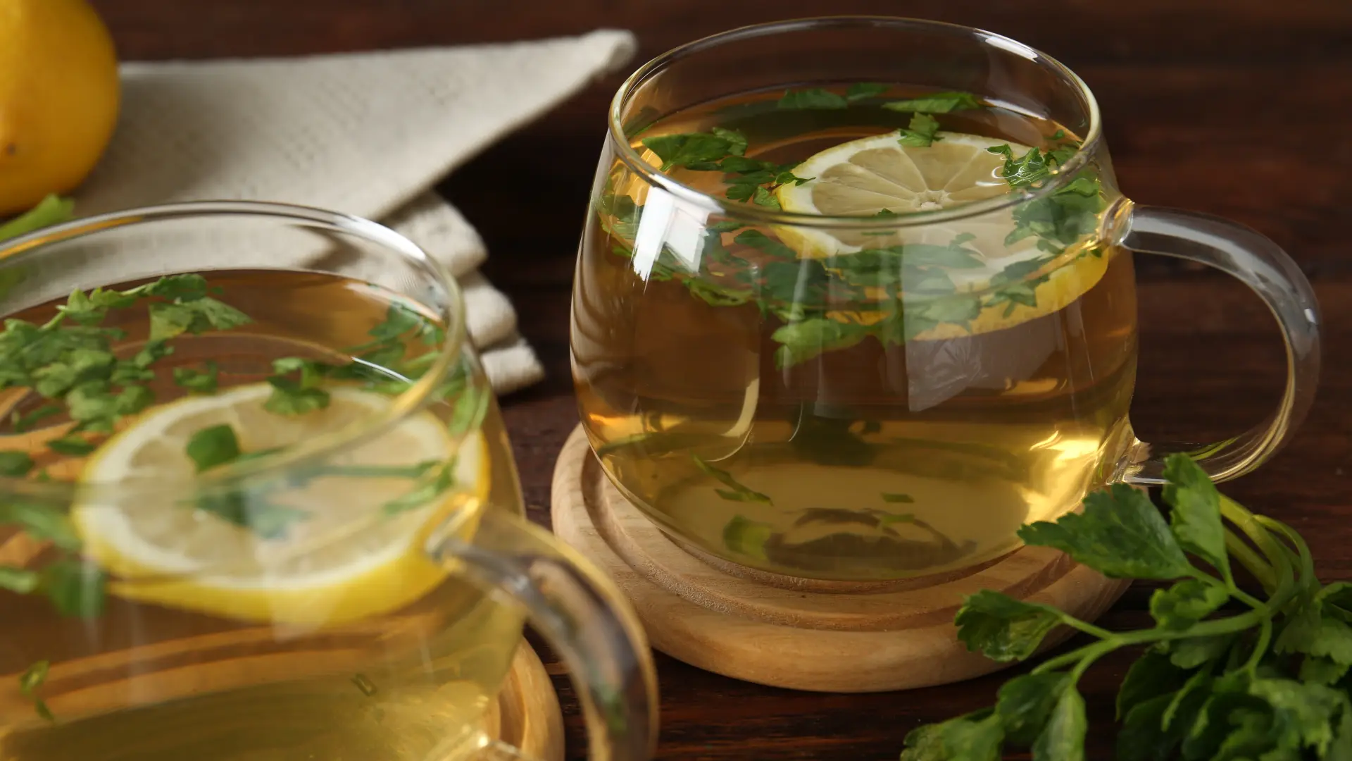 shutterstock_2603510227 čaj od peršuna peršun-695bdede7df4a.webp