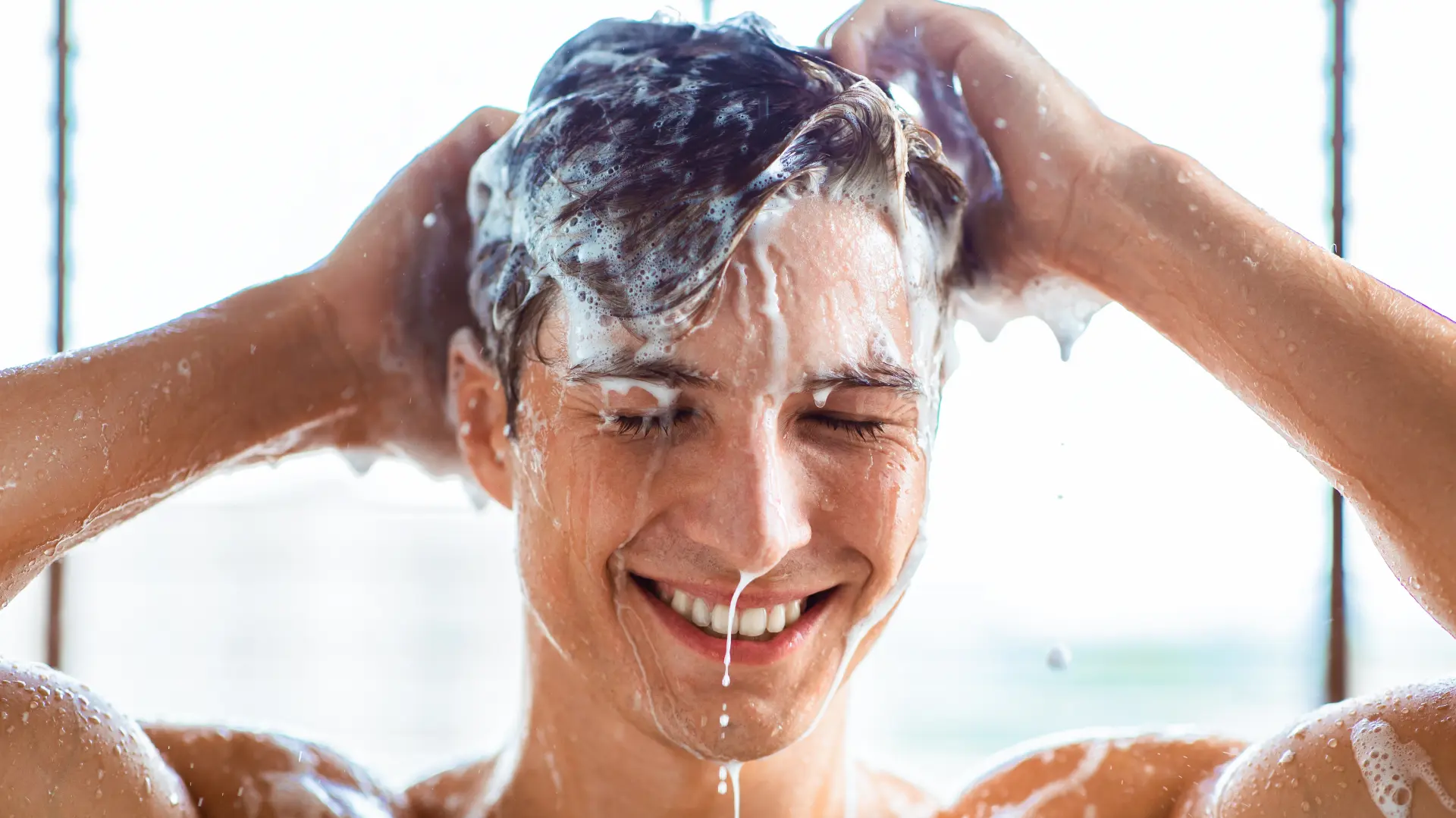 shutterstock_2605788209 pranje kose kosa šampon kupka tuširanje osmeh muškarac higijena nega lice-696a3f5131ec6.webp