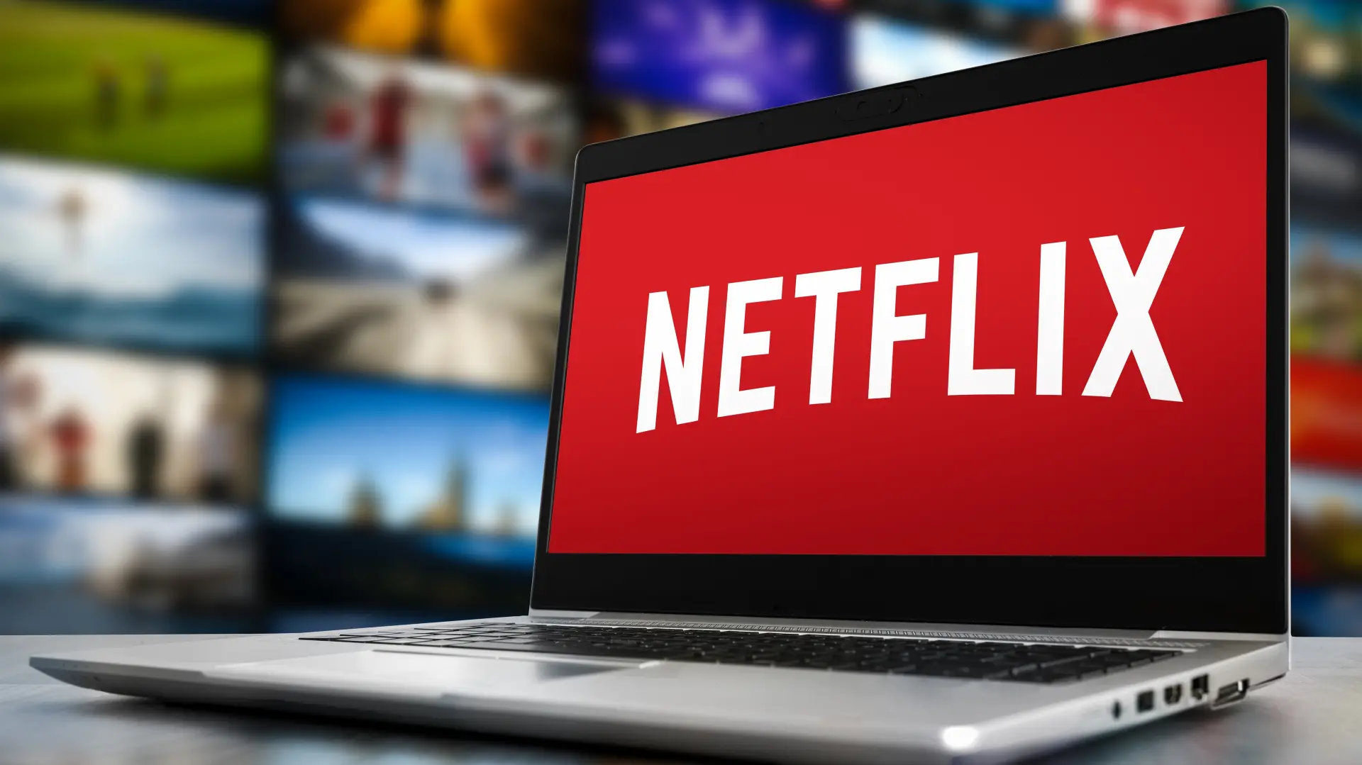shutterstock_2626400601 film netflix netfliks serija laptop-695d1afede23d.webp