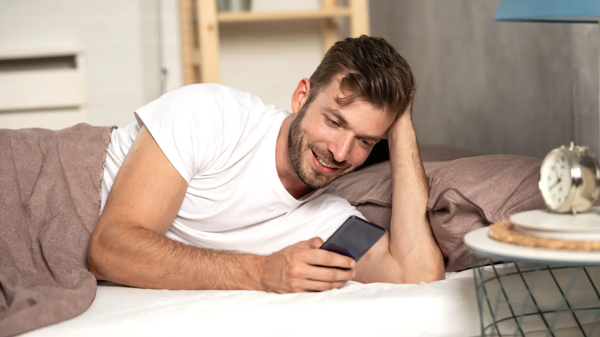 shutterstock_2634898627 muškarac libido seks  telefon buđenje krevet odmor-696e3ce25afd1.webp