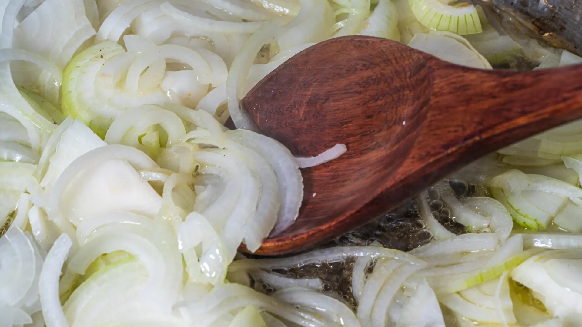 shutterstock_2635837251 dinstanje luka crni luk varjača ručak kuvanje-696a3d369e133.webp