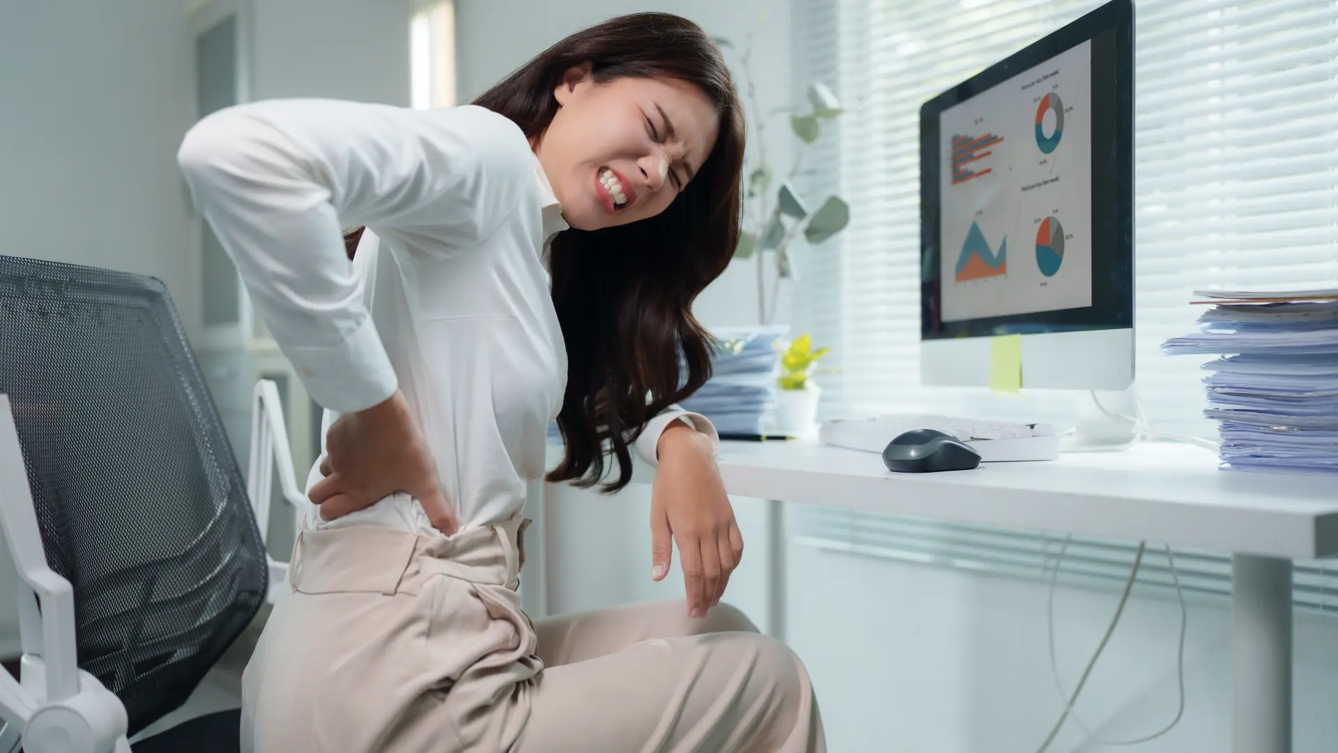 shutterstock_2642065239 sedenje kičma bol u leđima leđa kičmi išijas posao-697b98493b7f6.webp