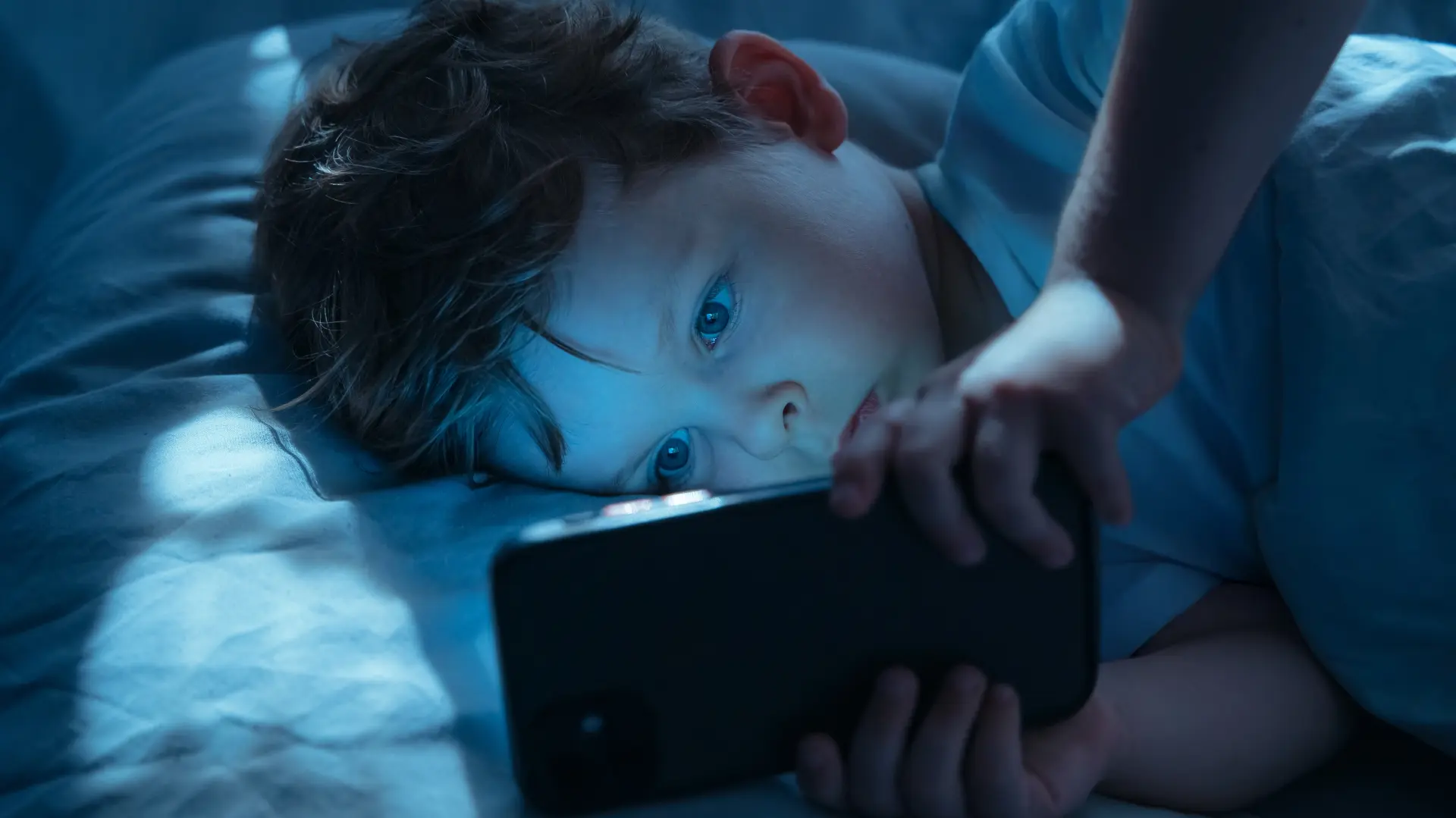 shutterstock_2669638393 dete deca telefon dečak-6958fcaae0984.webp