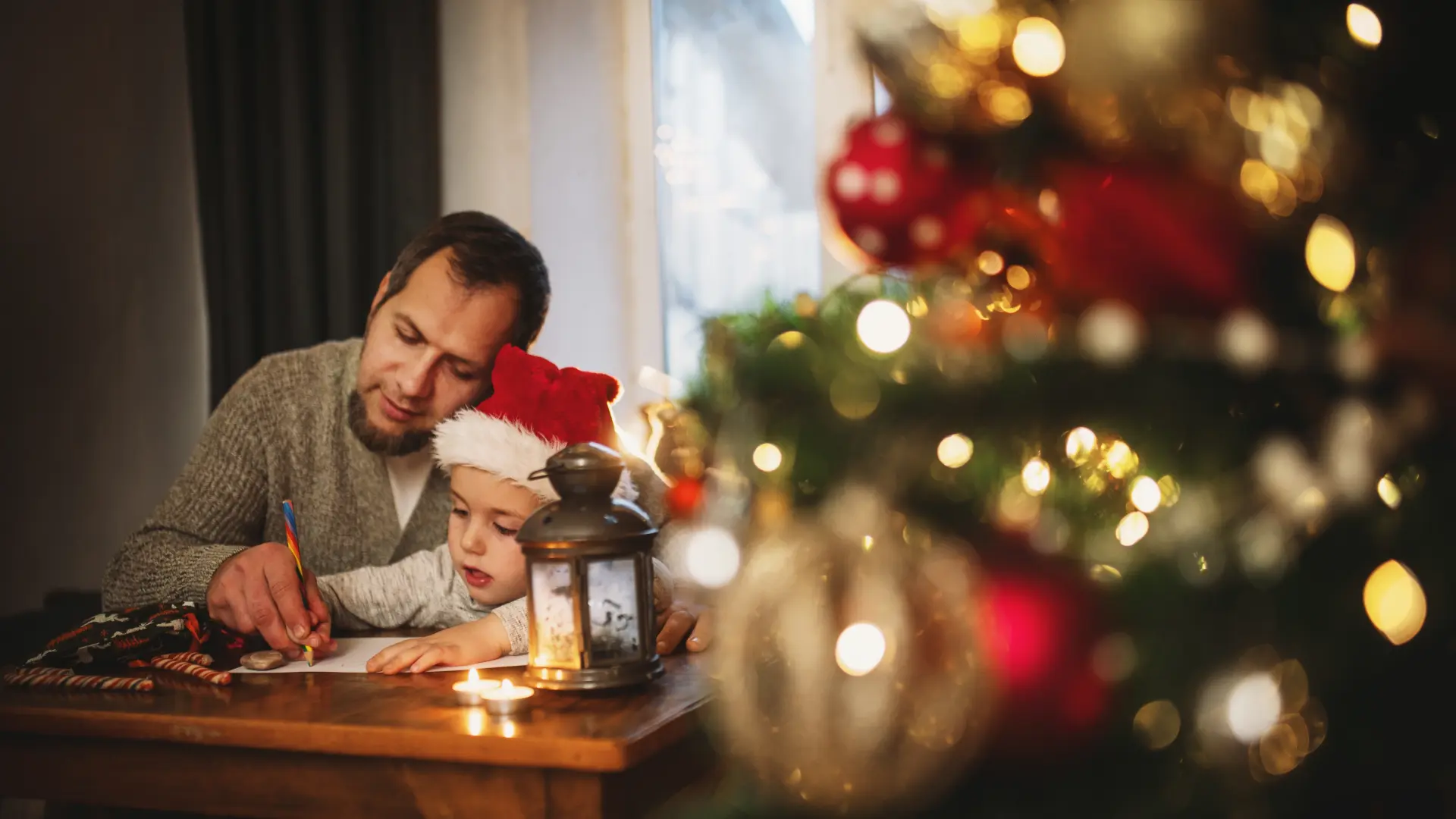 shutterstock_2683577577 očevi oci otac i sin nova godina pismo deda mrazu-695a11a39e630.webp