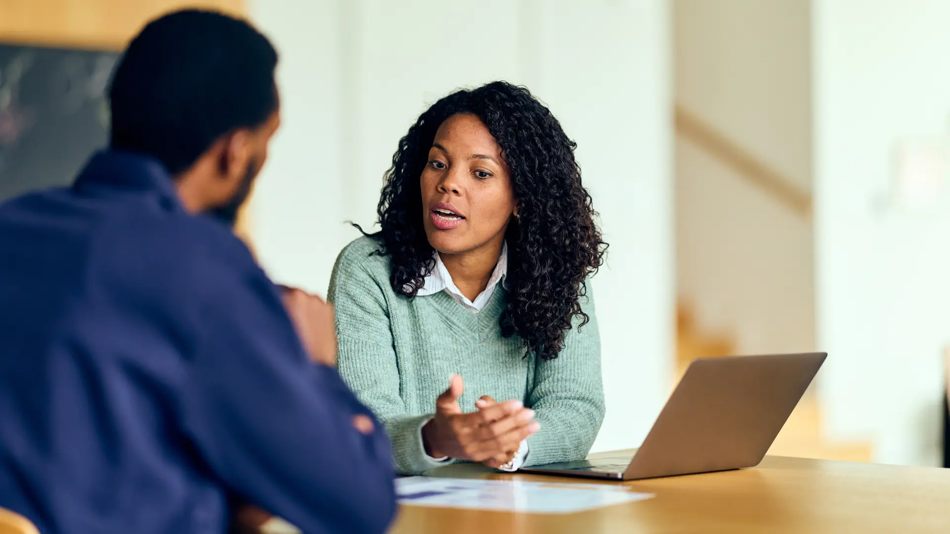 shutterstock_2695506497 rasprava posao razgovor-697379cc1bd74.webp