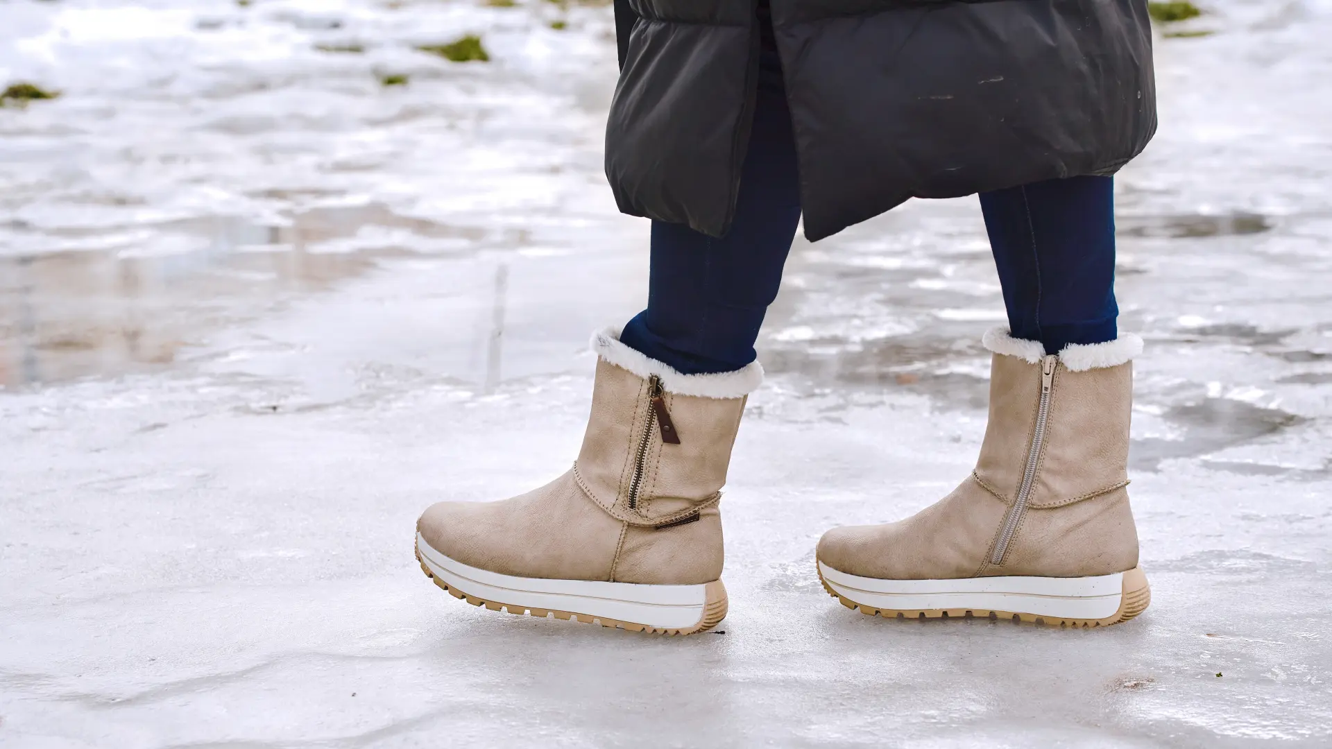 shutterstock_2699411371 čizme zimska obuća zima sneg led poledica obuća noge klizavo trotoar hod šetnja po ledu klizav pod-696914cbde409.webp