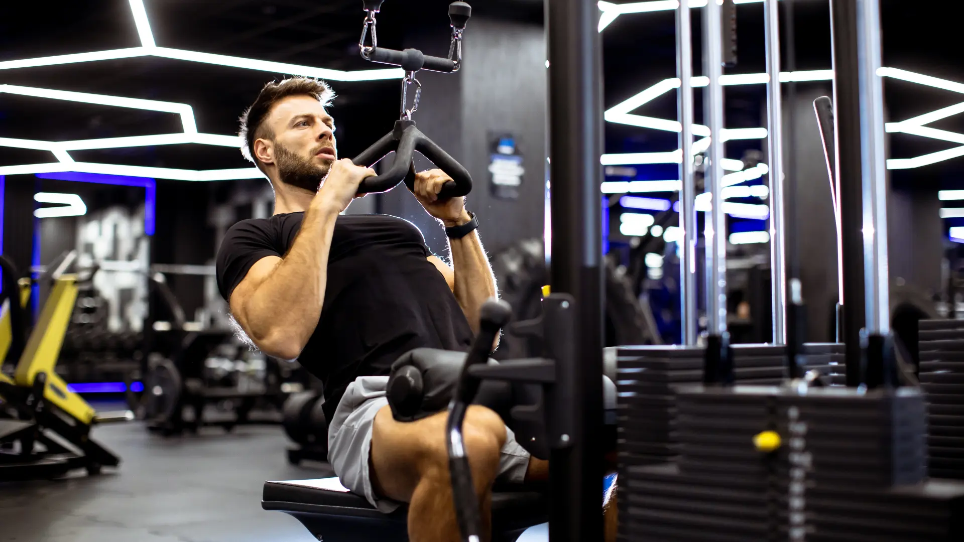 shutterstock_2710479395 muškarac testosteron trening grudi mišići vežbanje teretana trening bilder gym-6971cd4bdeec8.webp