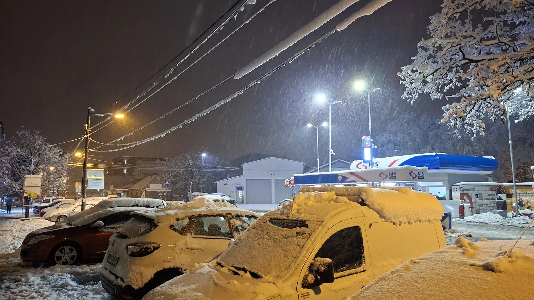 sneg, snežne padavine, borčanski sneg u borči beogradu, beograd, električni vodovi, električna instalacija pod snegom, nevreme, zavejani,  zavejano, zavejana - 4 jan 2026 - UNA-695b9c7f8d892.webp