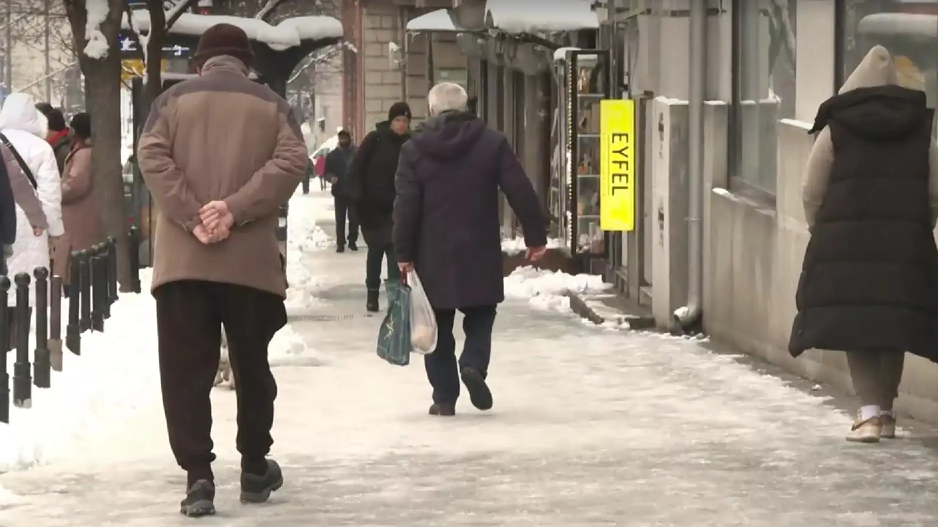 ulice led sneg hodanje ljudi zima-696296cbbf2dc.webp