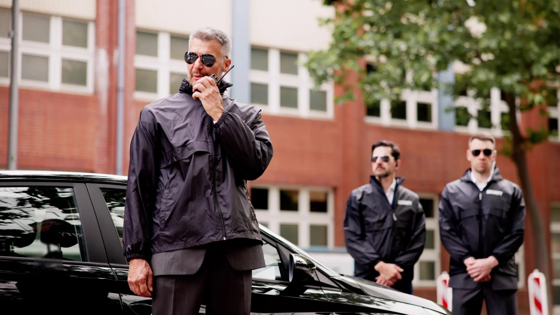 vip obezbeđenje, čuvari, radnici obezbeđenja, telohranitelj, telohranitelji -  shutterstock_2491498445-6958e4f797e1c.webp