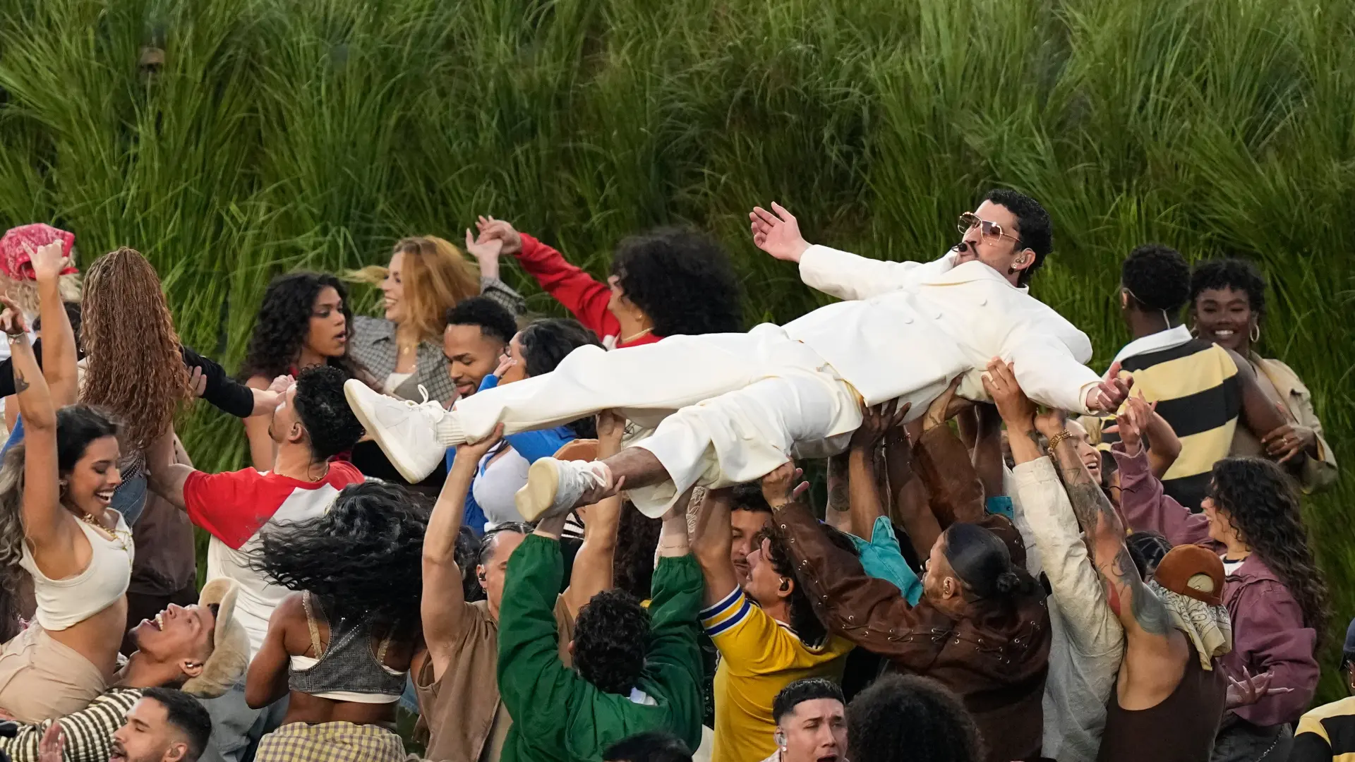 AP PhotoFrank Franklin II (2) Bad Bunny Superboul superbowl bed bani-698b29bdba189.webp