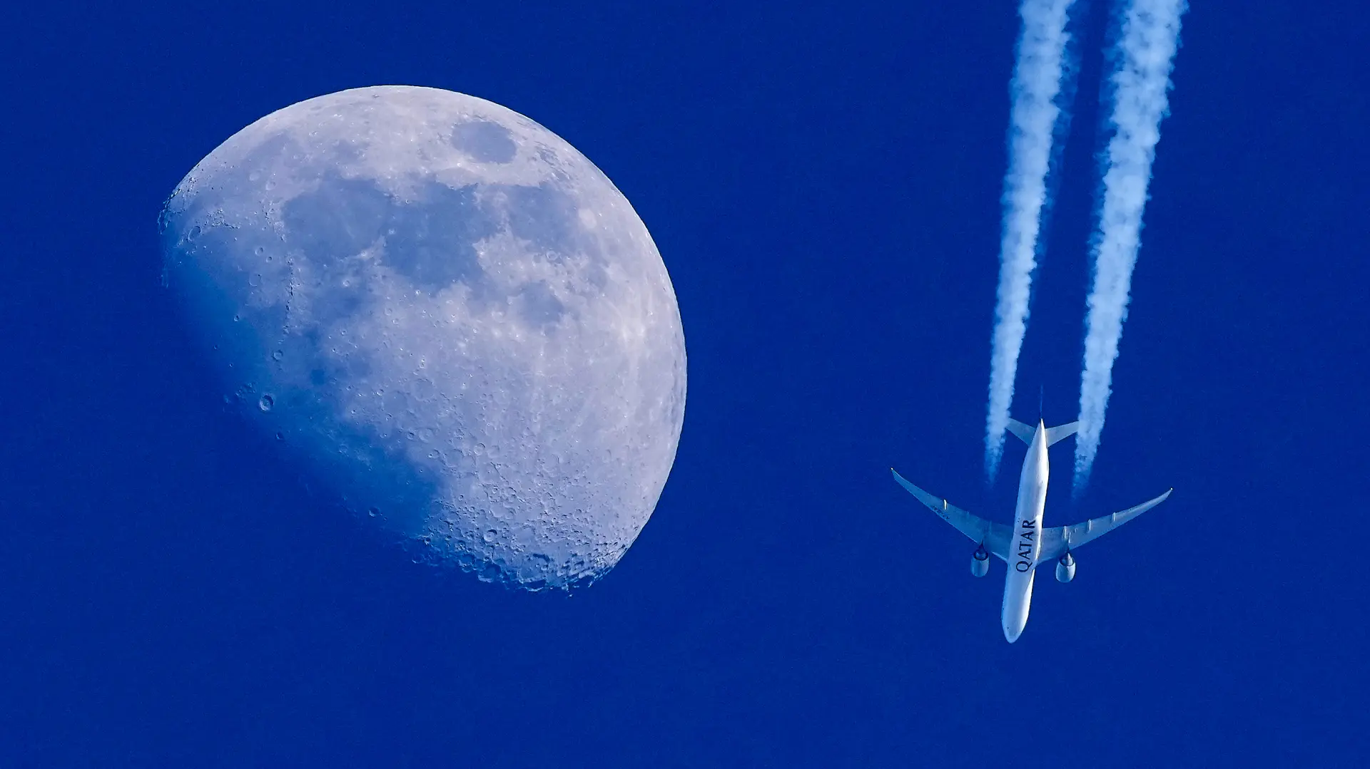 AP PhotoMichael Probst mesec avion nebo horoskop plavo-69a17382457c5.webp