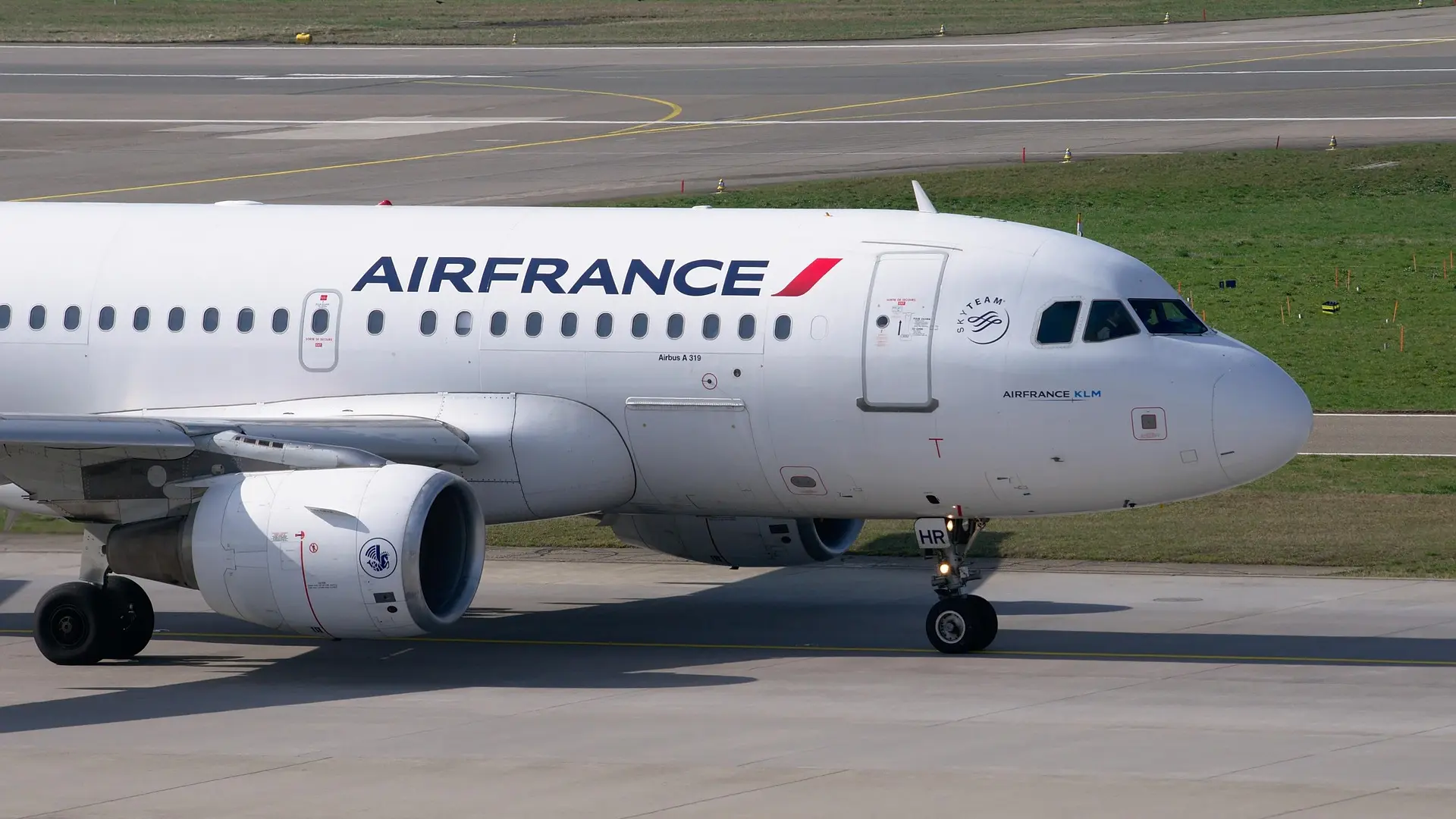 Avion aerodrom pista Air France Er Frans-699ac45f5969e.webp
