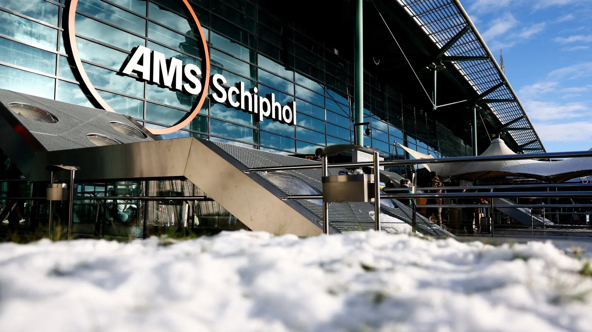 aerodrom Shiphol - Reuters - 2026-01-10T053029Z_120513142_RC2OVIA6WPQV_RTRMADP_3_EUROPE-WEATHER-AIR-FRANCE-KLM-6983397442f9f.webp