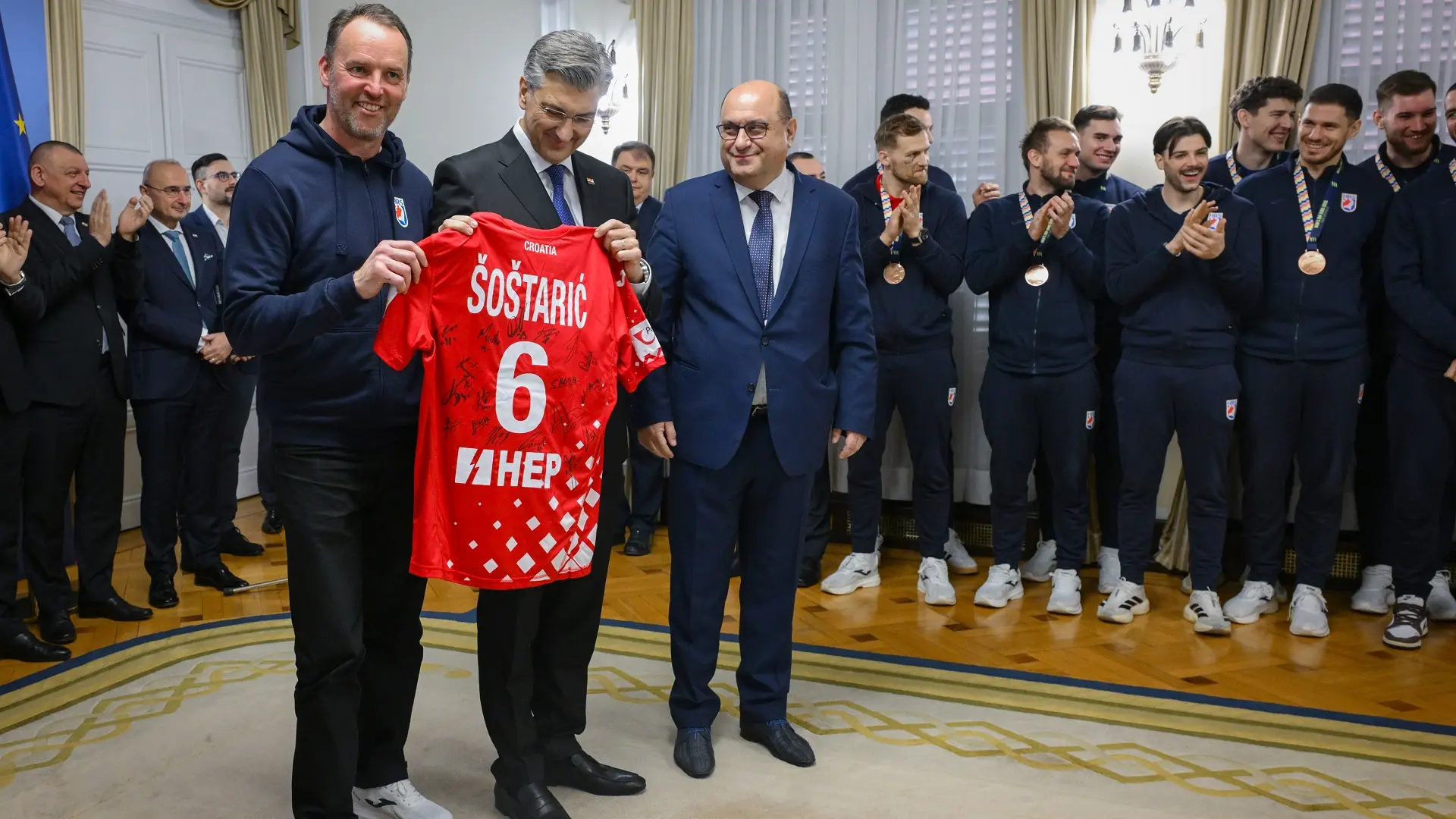 andrej plenković sa rukometašima hrvatske, hrvatski rukometaši - 2 feb 2026 - Neva Zganec PIXSELL-6980af346aad4.webp