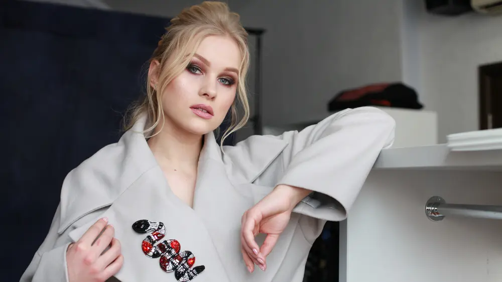 kaput, moda i stil, garderoba, broš, devojka-699ed81107238.webp