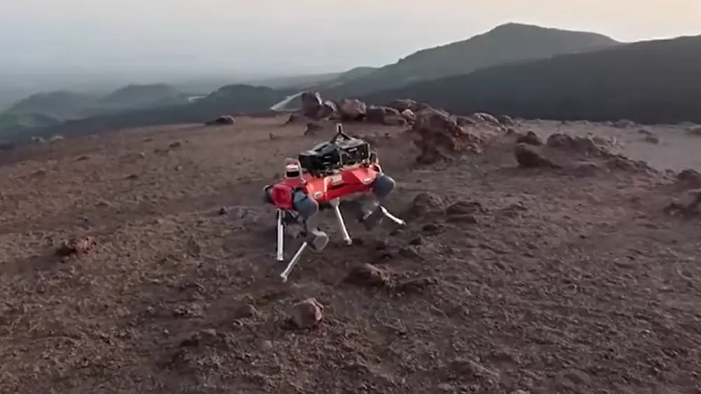 robot pas na etni - 4 feb 2026 - Printscreen Youtube Reuters-698349e90e7bf.webp