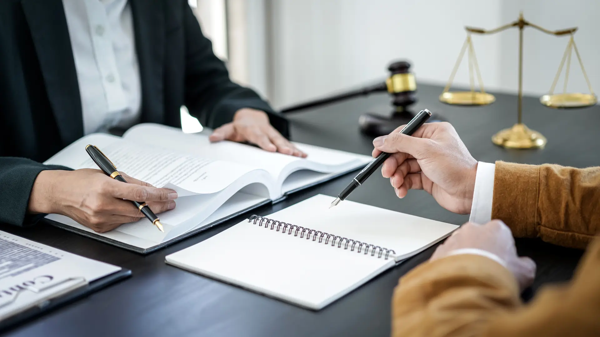 shutterstock, nasledstvo, nasleđivanje, advokat, papirologija, dokumenta-69909a6fe08de.webp