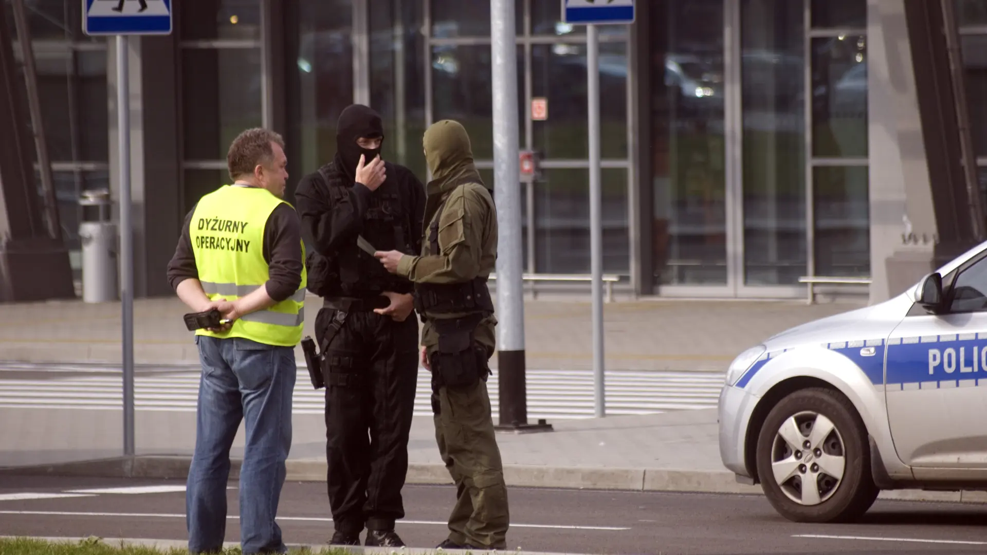 shutterstock, poljska policija, aerodrom-699c84d46702f.webp